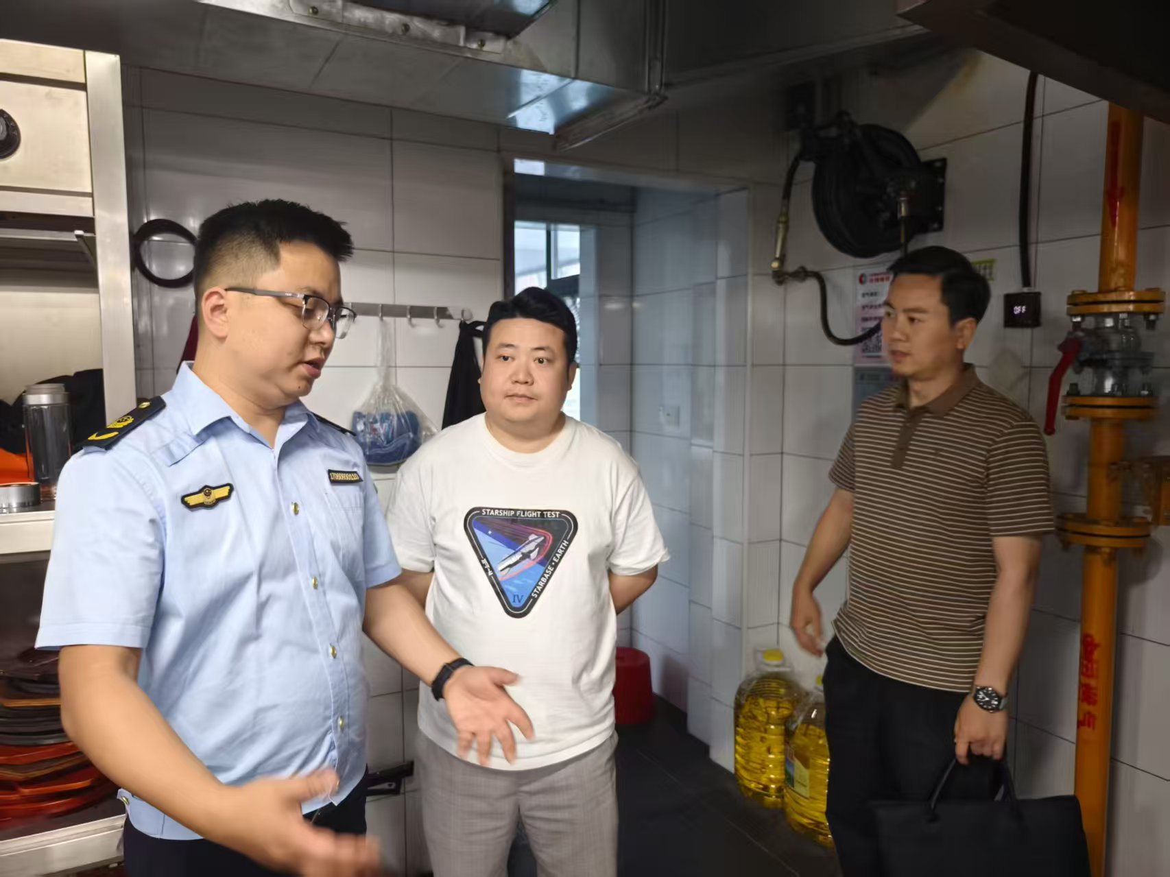 开展餐饮单位消防安全检查，守护“烟火气”