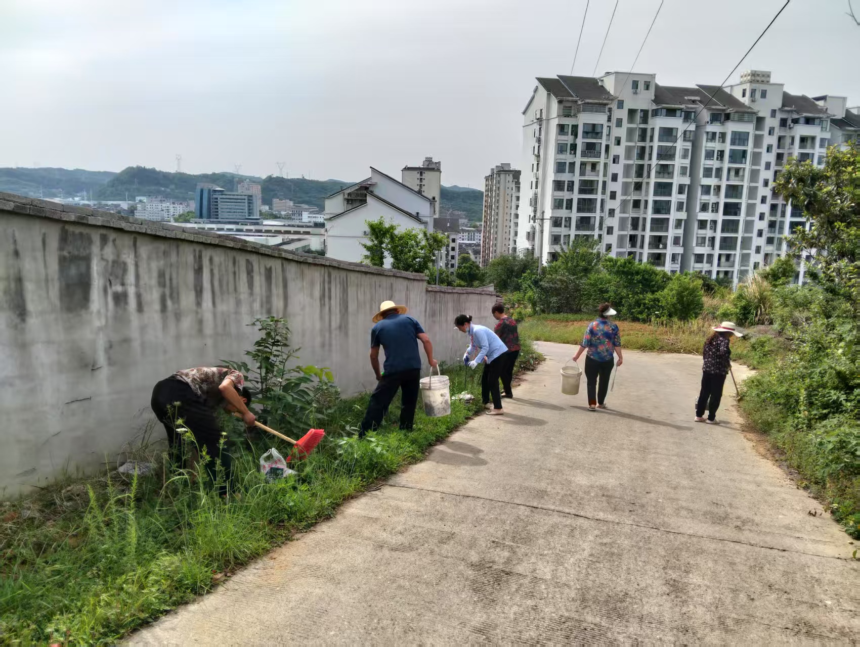 干干净净迎“五一”  乡村道路焕新颜