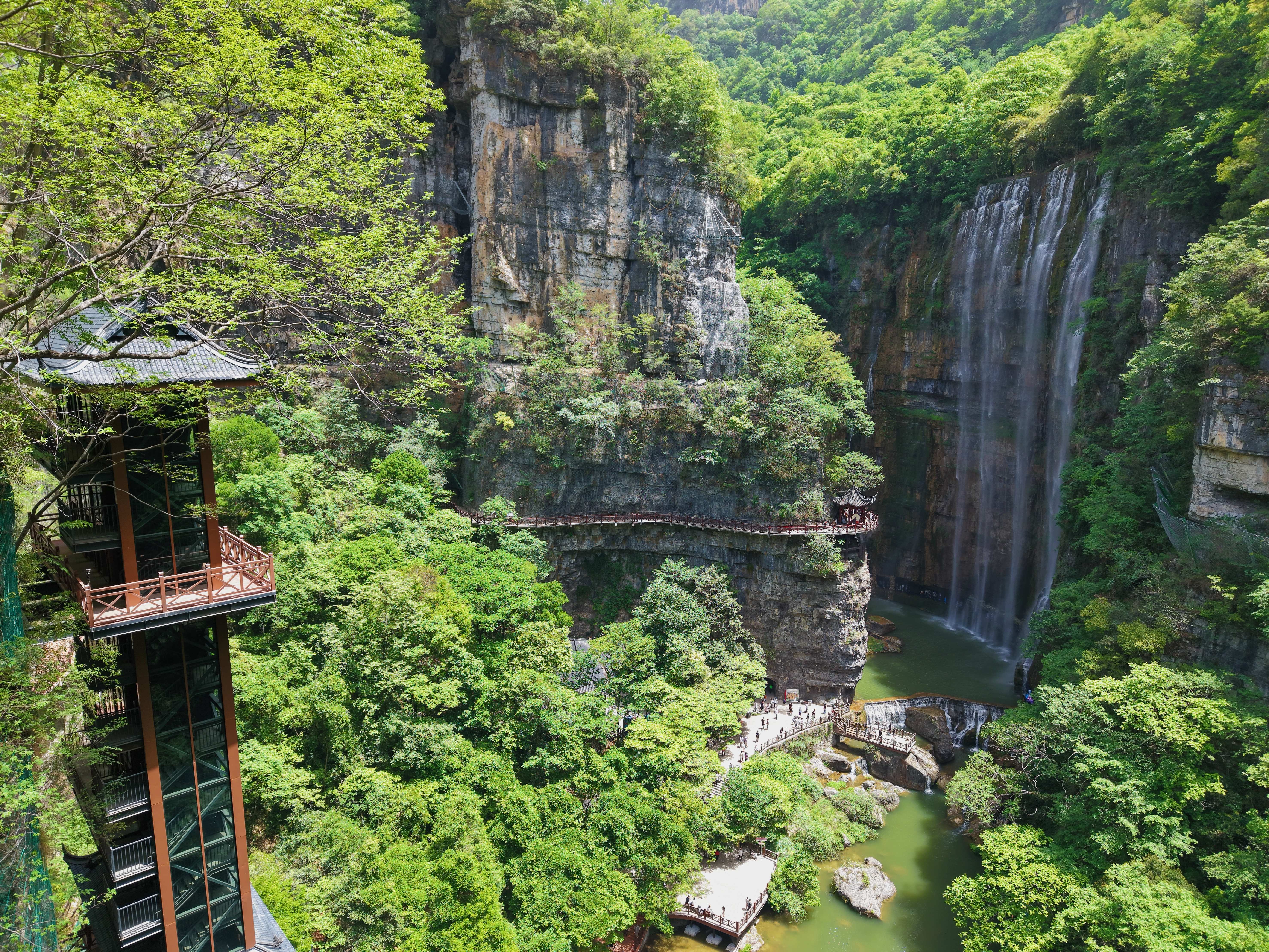 三峡大瀑布五一首日迎高峰，新观光电梯与飞拉达成焦点