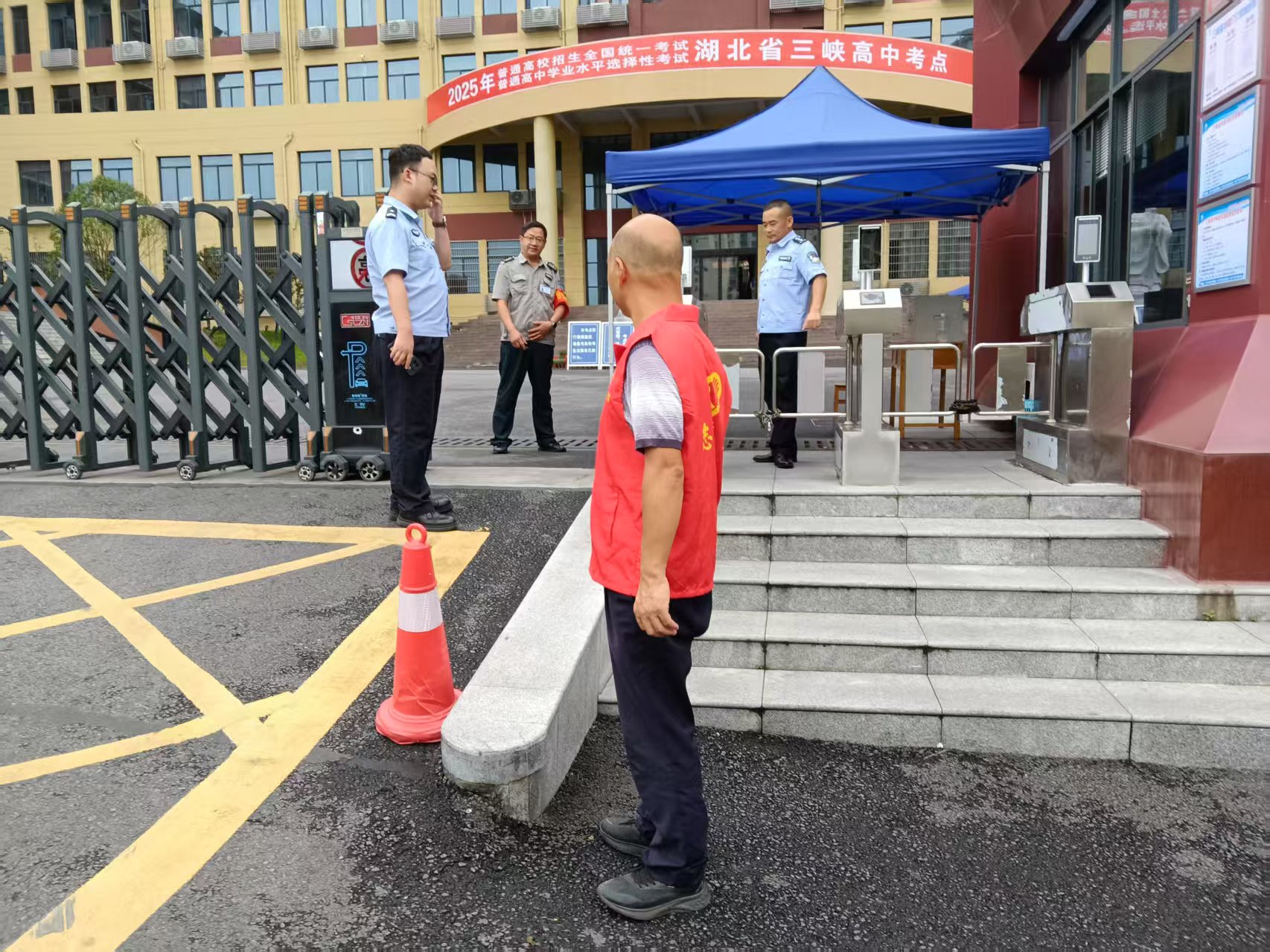 丁家坝社区——志愿服务走进高考考点
