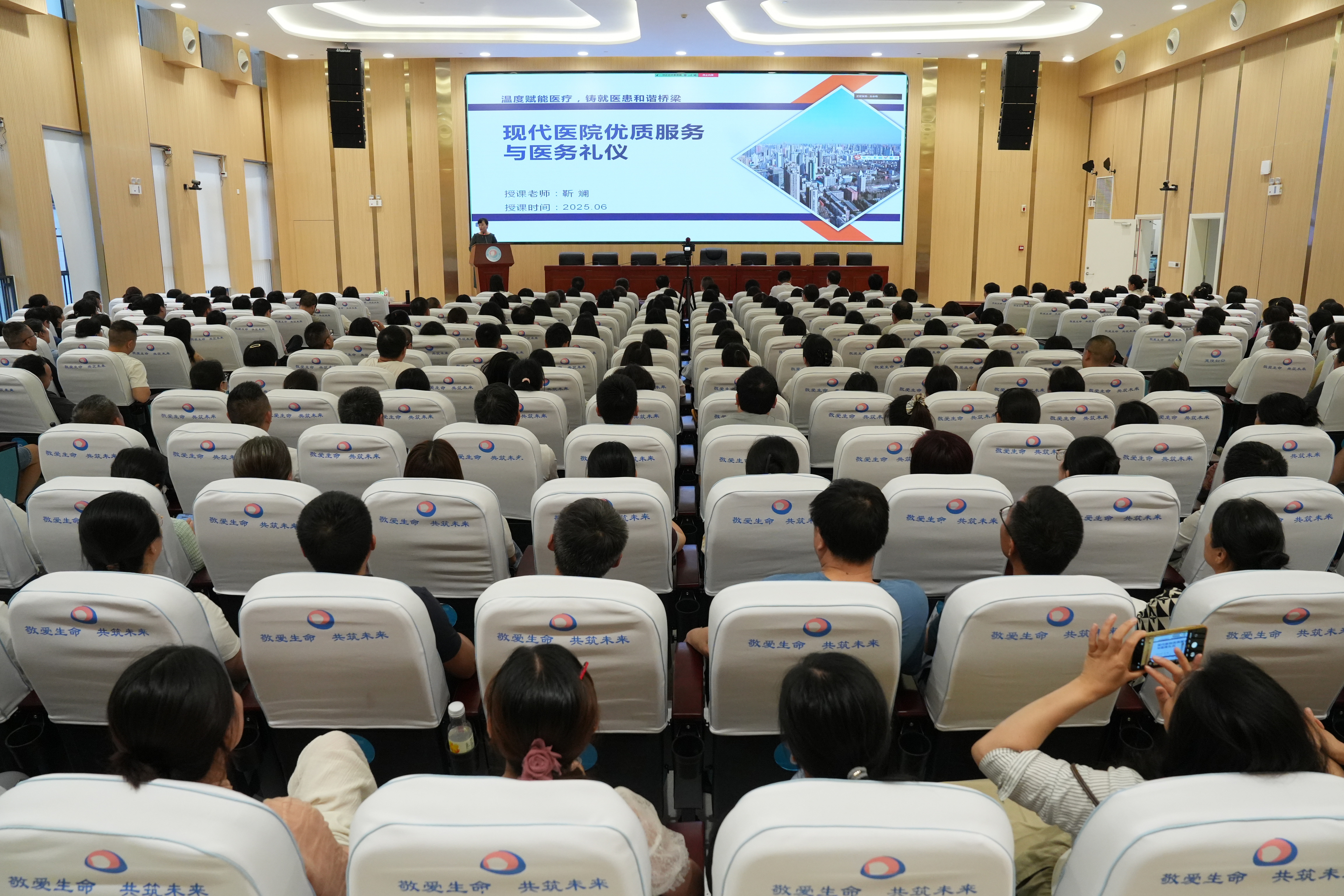 深耕服务礼仪 提升就医体验