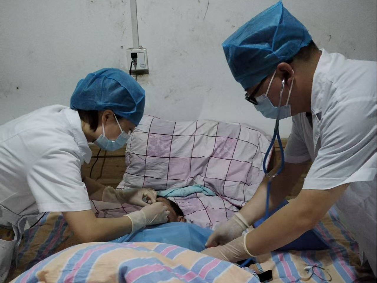 跨镇奔赴为失能老人保“胃”健康