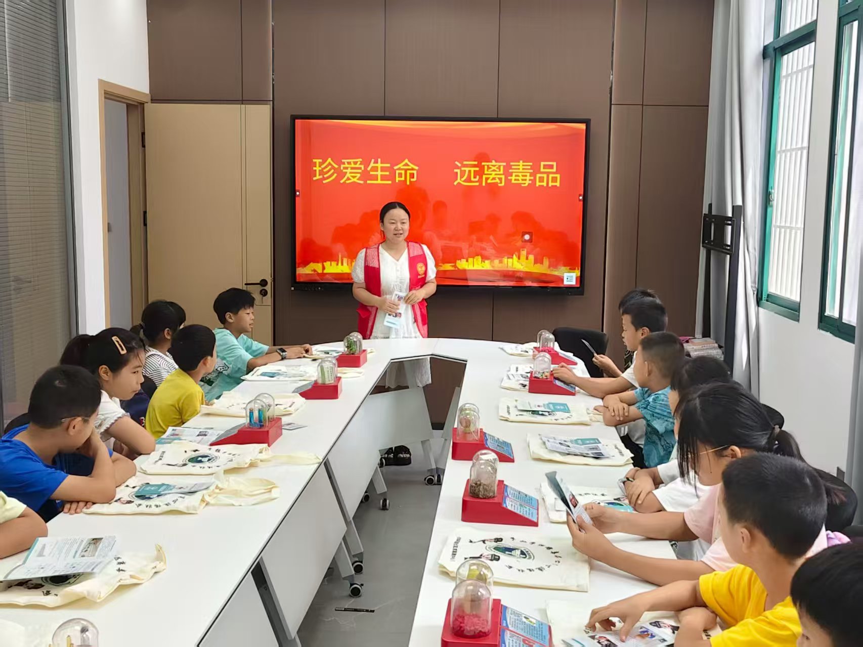 禁毒宣传进社区 筑牢青少年防毒墙
