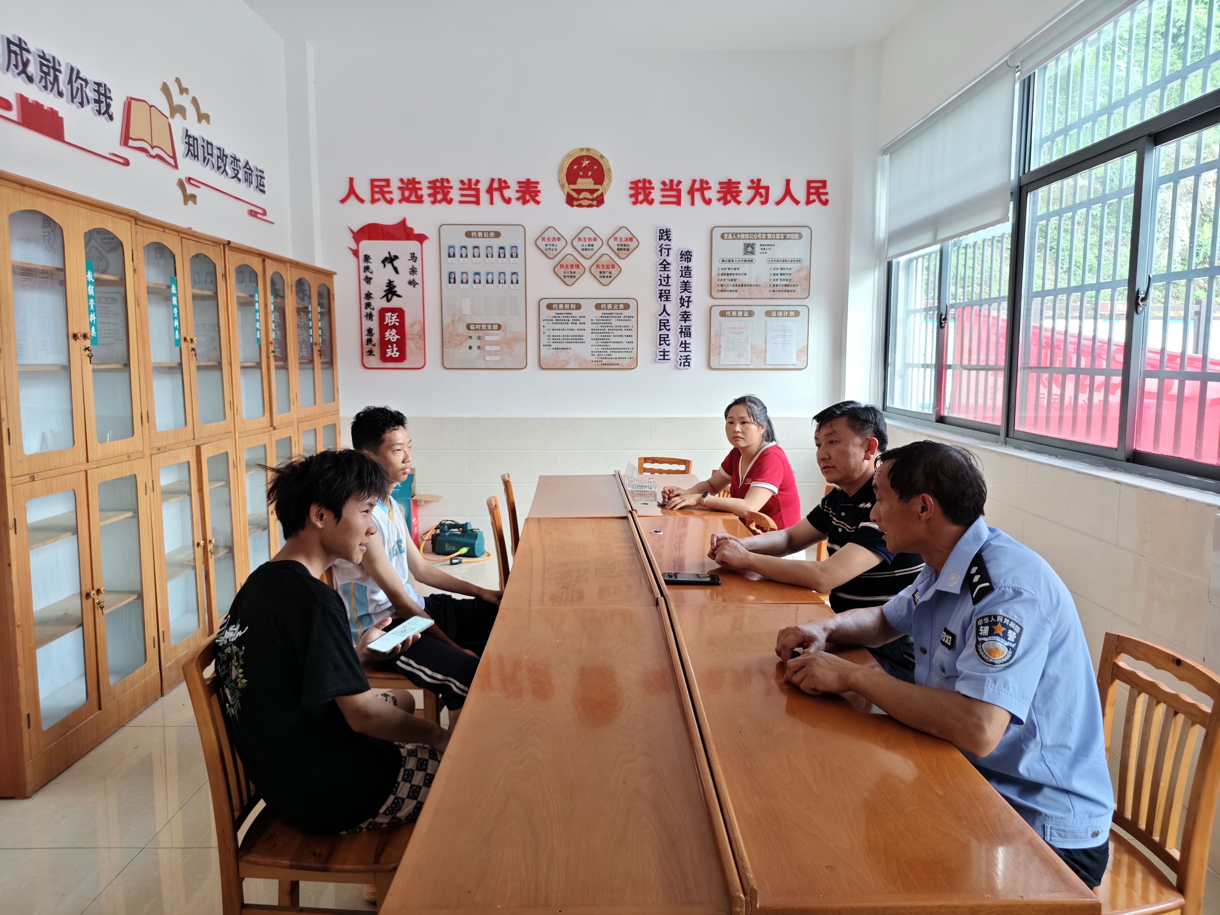 筑牢安全防线 守护青春成长