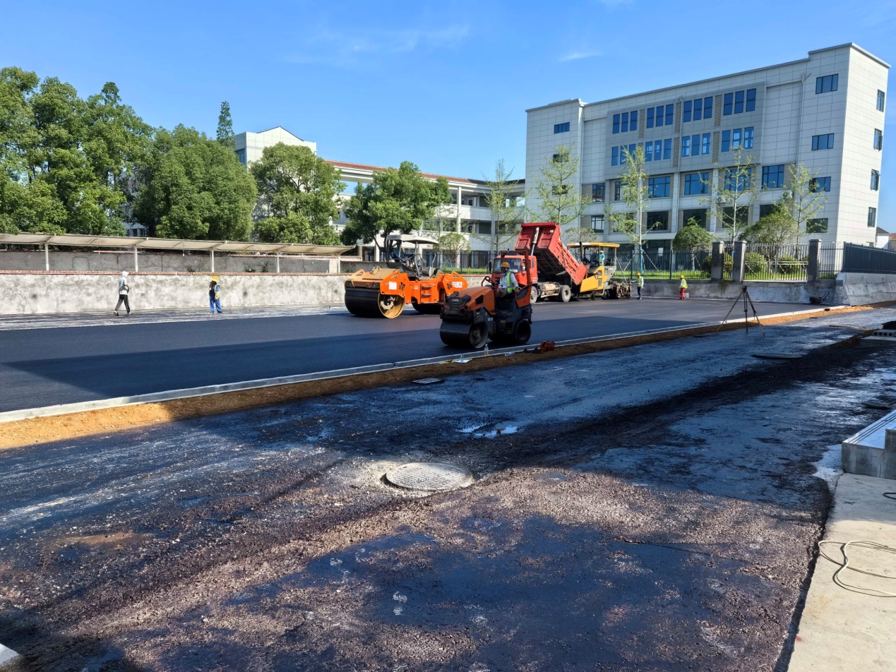 夷陵区鸦鹊岭镇：烈日赶工不停歇，停车场焕新迎开学