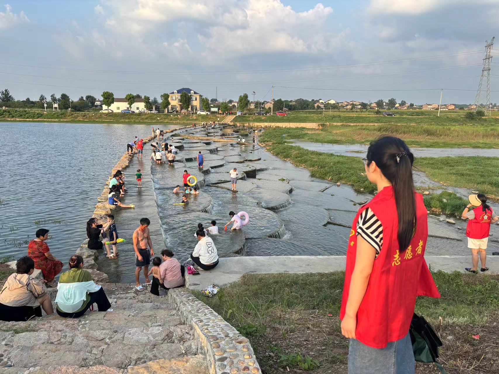 夷陵区鸦鹊岭镇：绿水清波消暑气 志愿小队护平安
