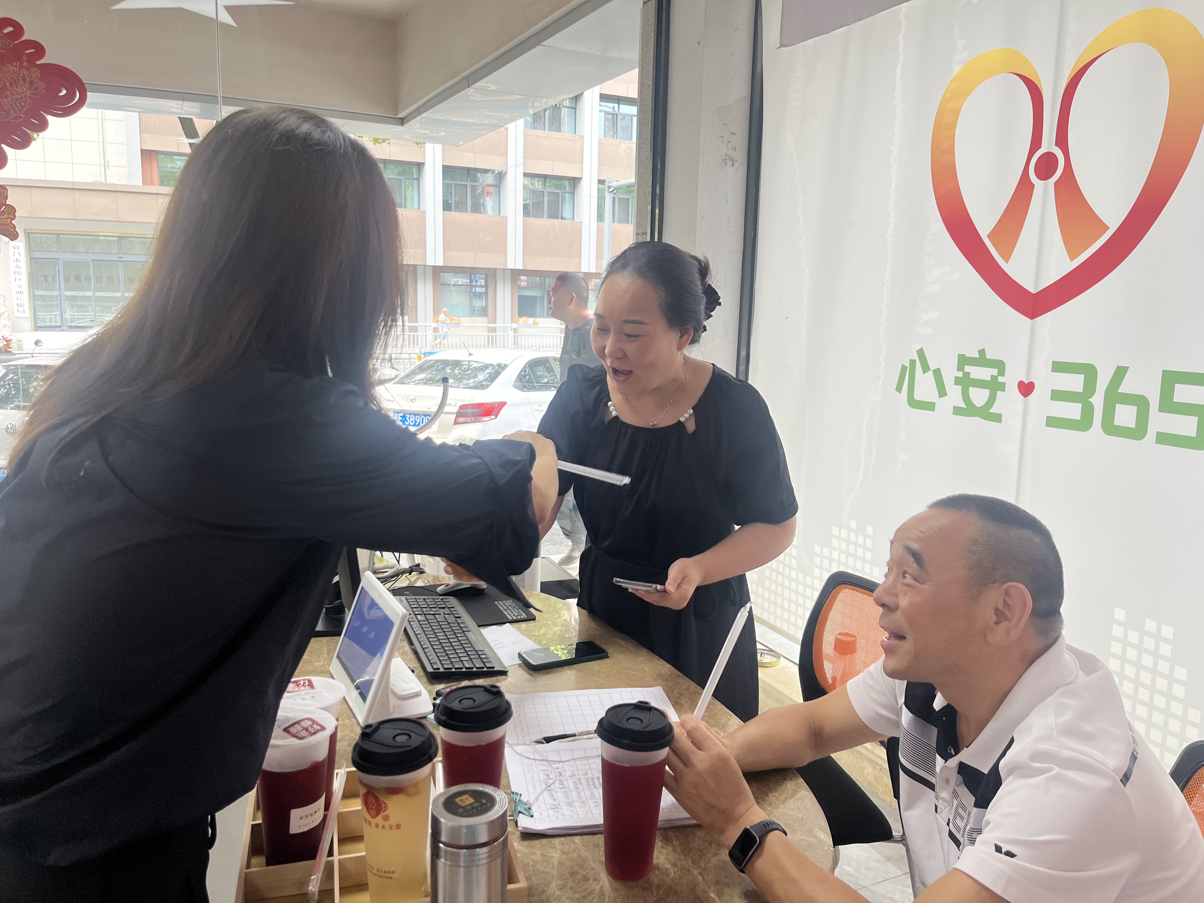 夏日送清凉 关怀暖人心