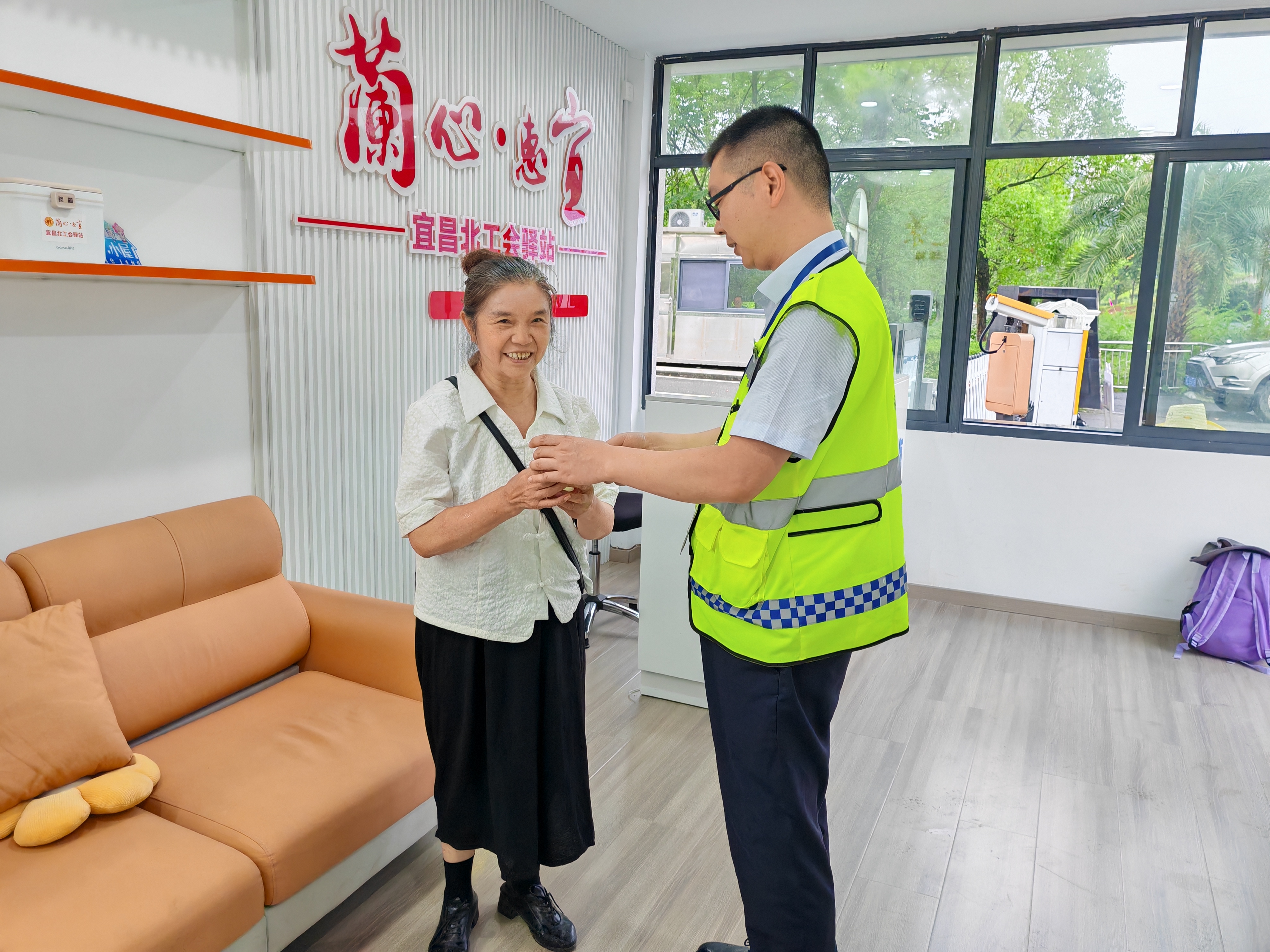 雨中援手显担当 芝兰之香暖旅途