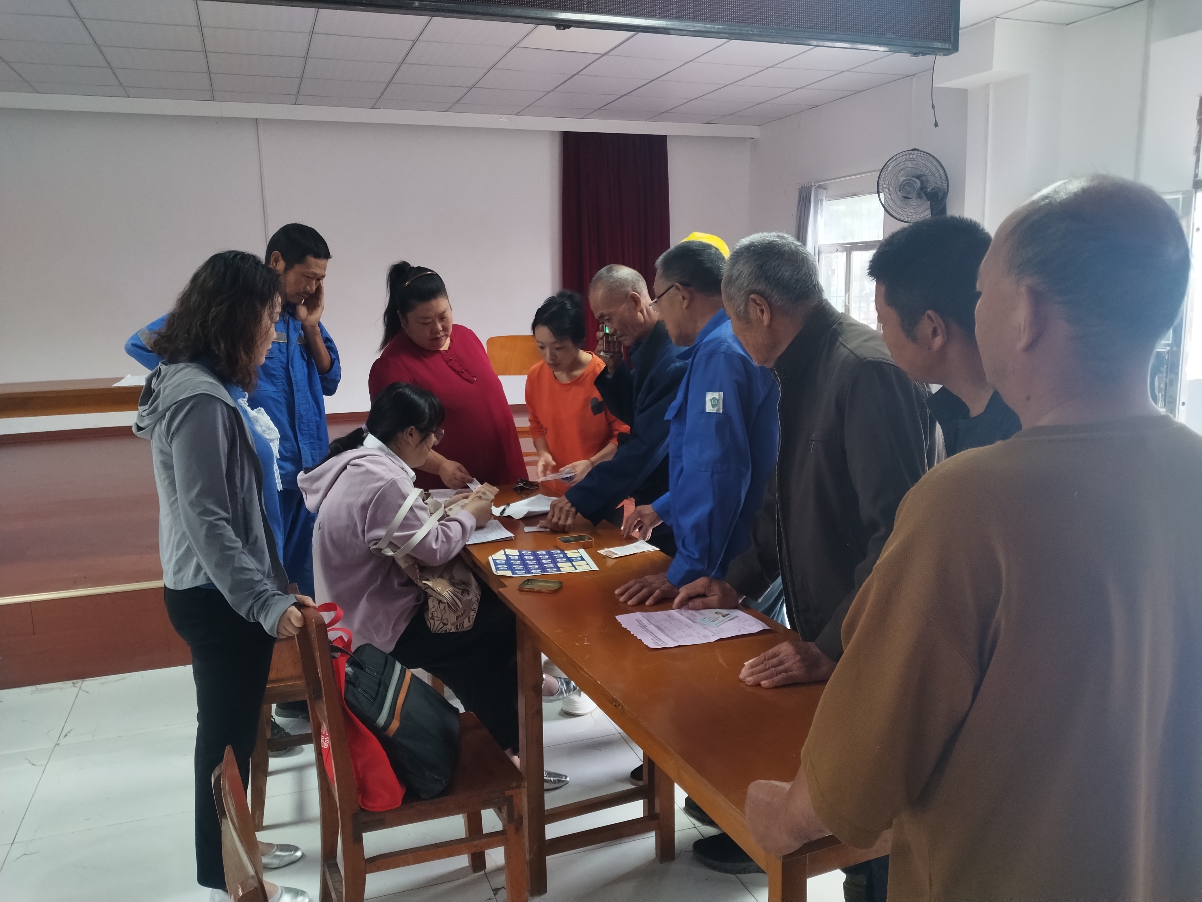 夷陵区鸦鹊岭镇：惠农服务再升级 人保公司助力村民足不出户办车险