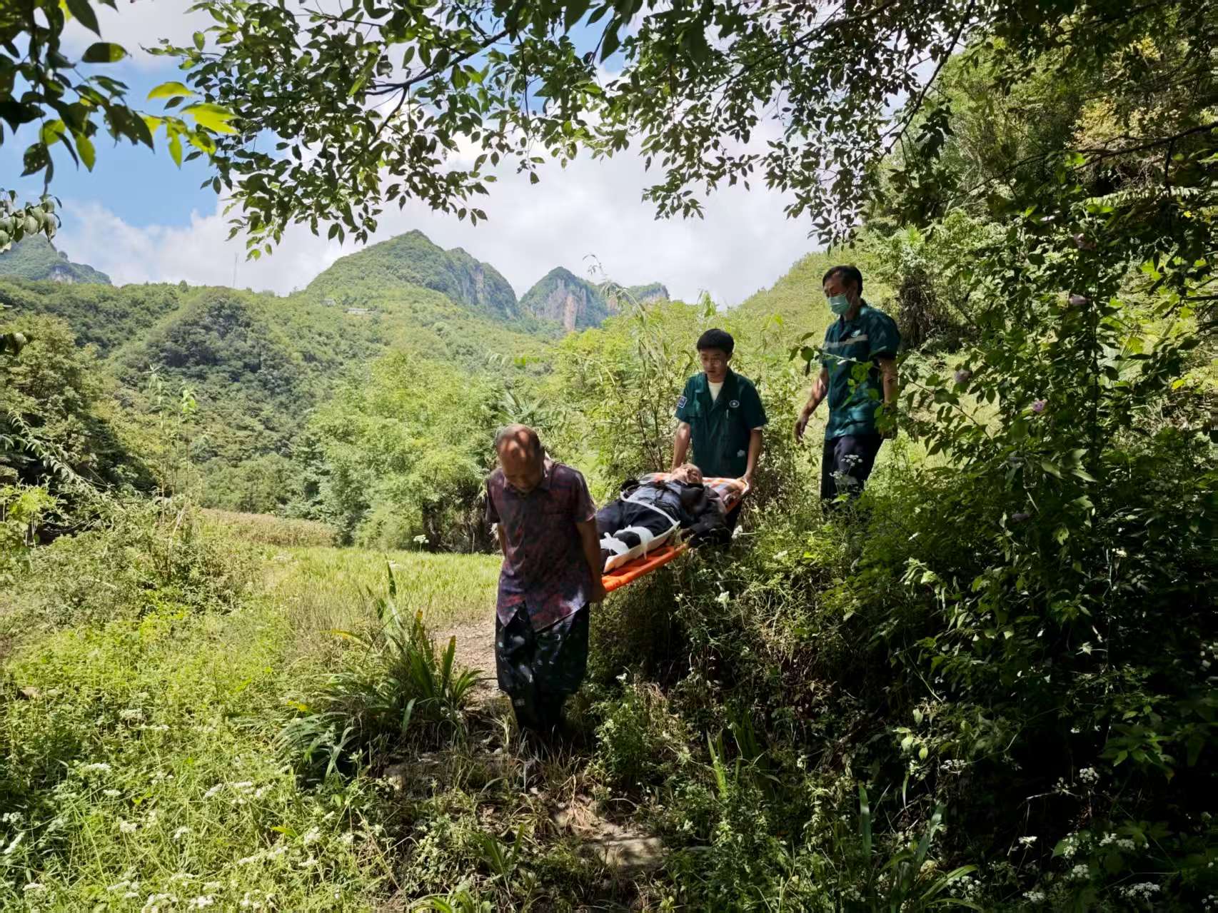 耄耋老人深山遇险情 医护翻山蹚水护平安