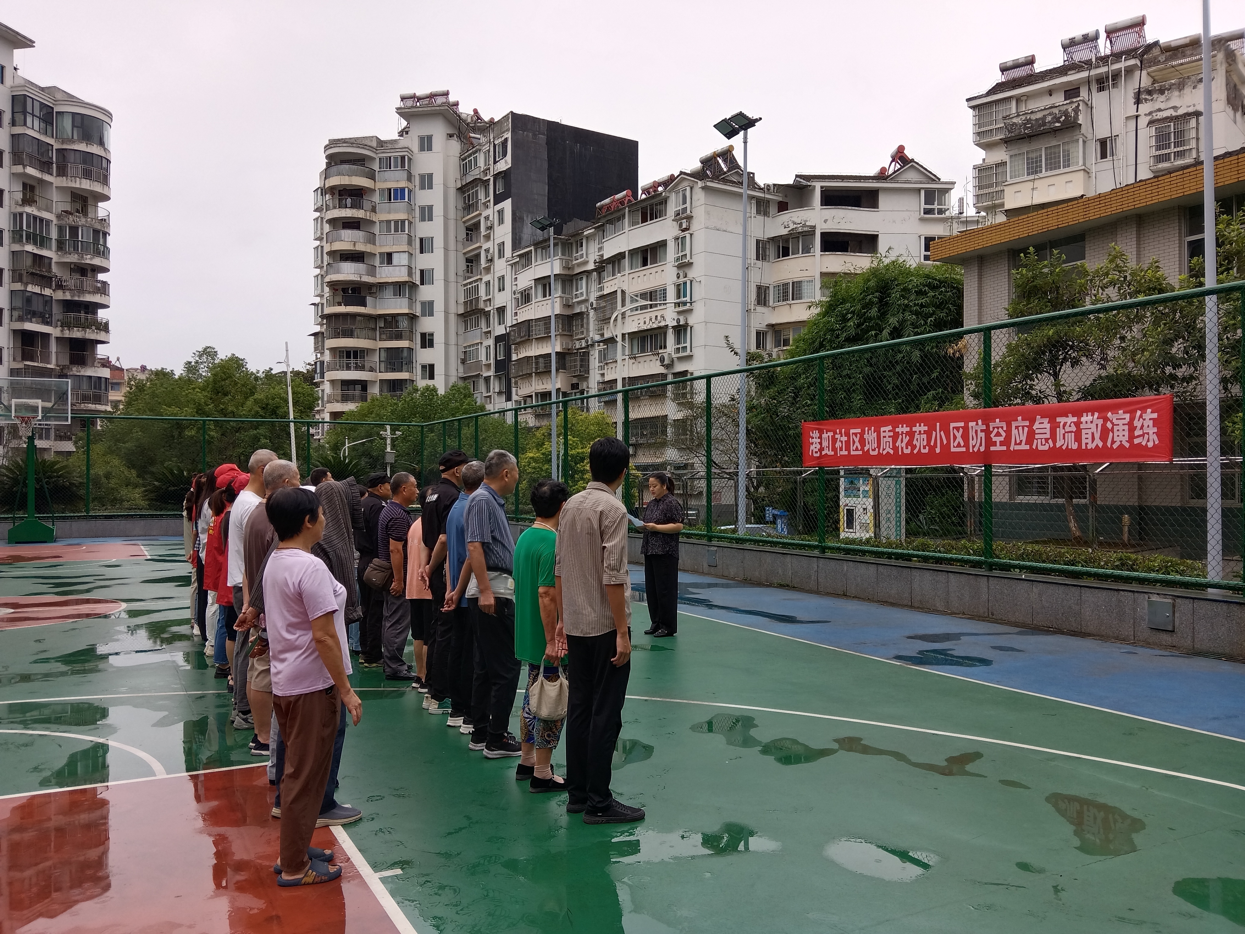 港虹社区开展防空应急疏散演练 铭记历史筑牢安全防线