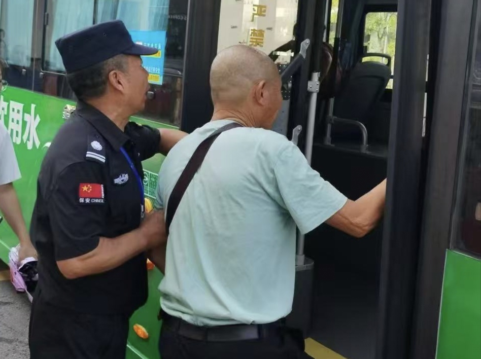 老人政务大厅突发不适 工作人员暖心救助显温情