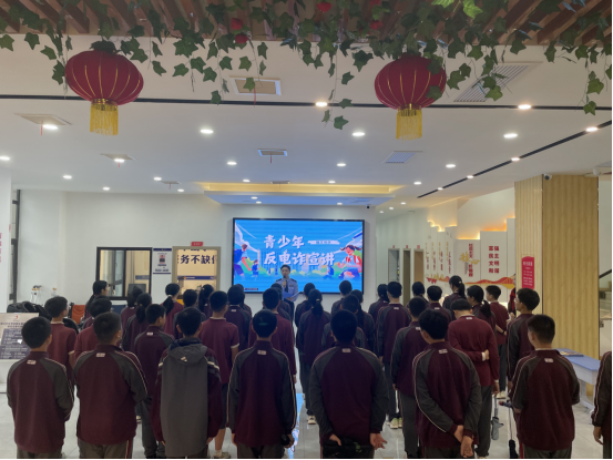 锦江社区：校社携手“志愿红” 共筑安全洁净家园