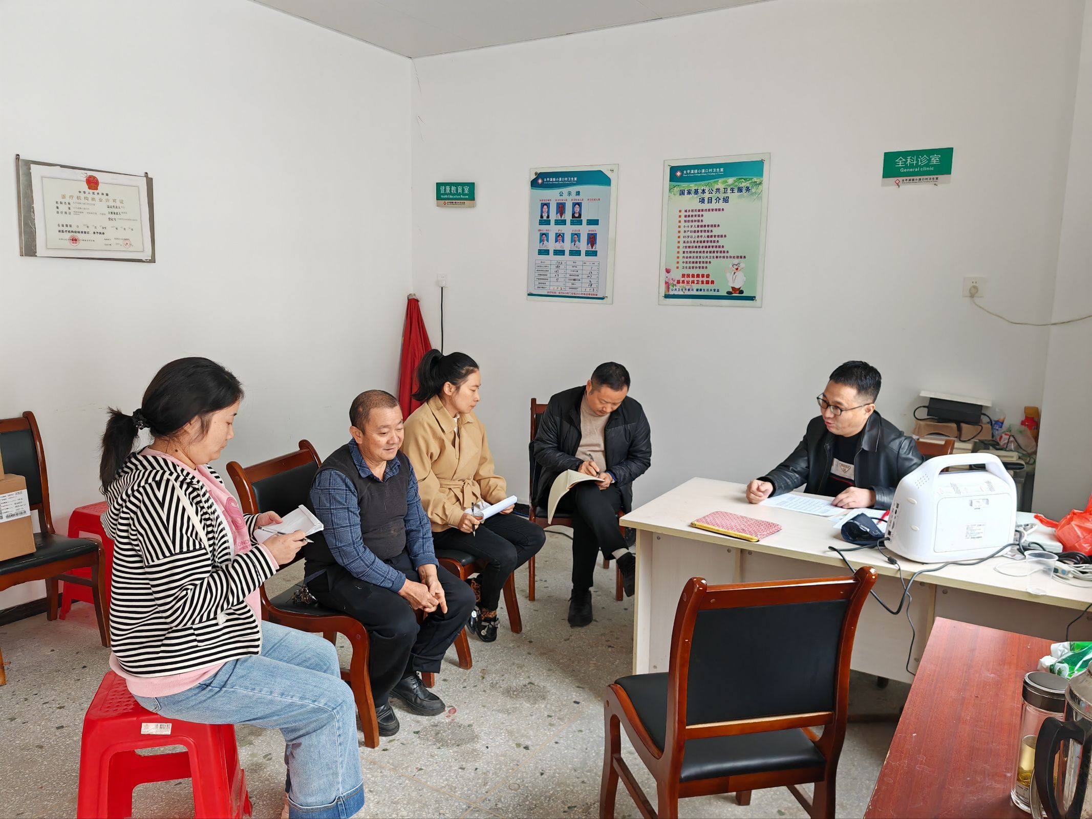 重阳双措并举 护航乡村老人健康