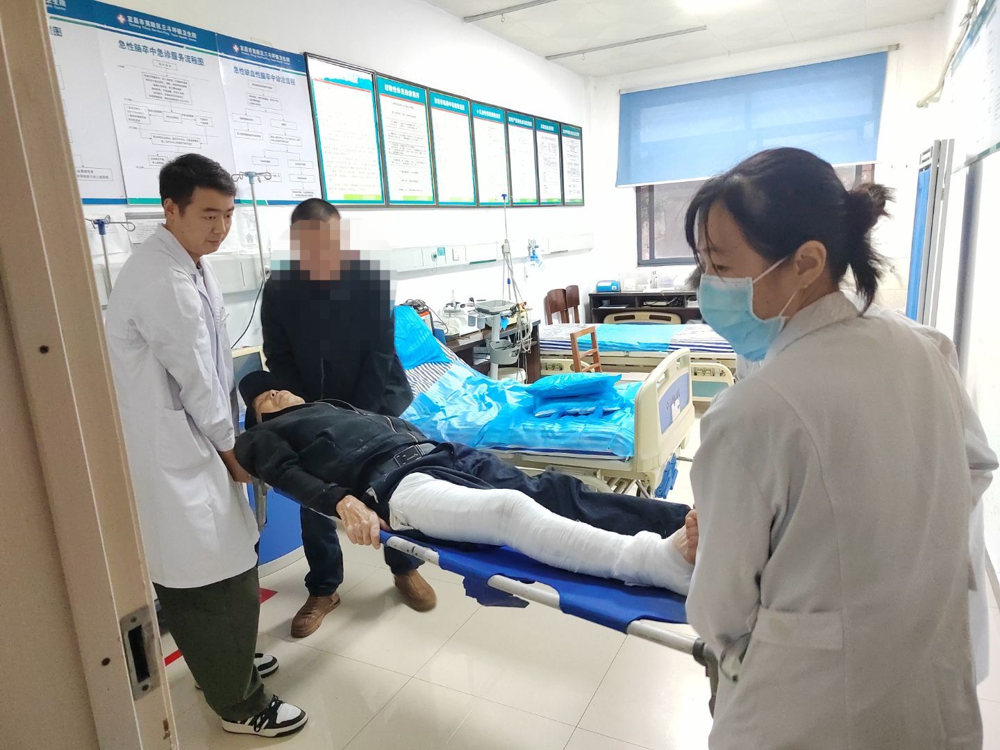 跨科室接力 为骨折老人架起“生命转运桥”