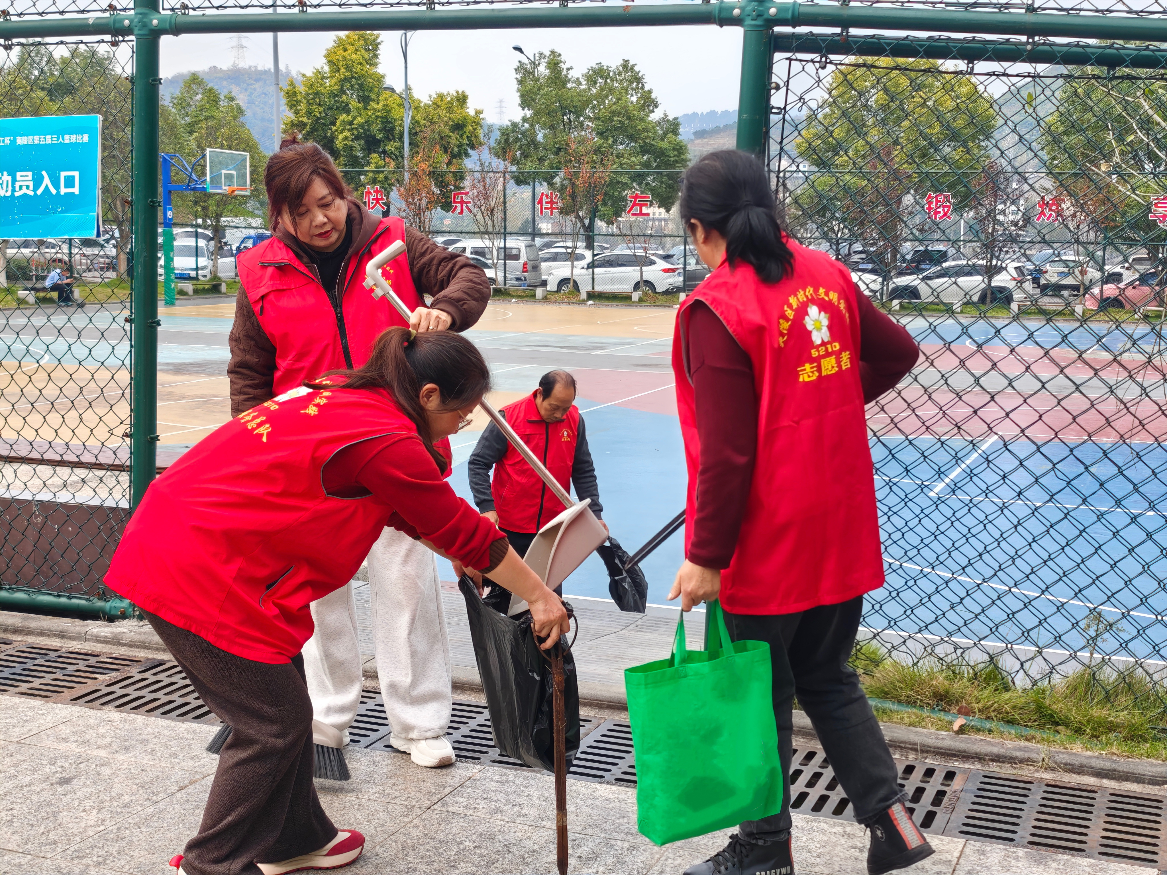 宽容日“洁”出爱心 长江市场社区清洁家园公益服务项目温暖收官