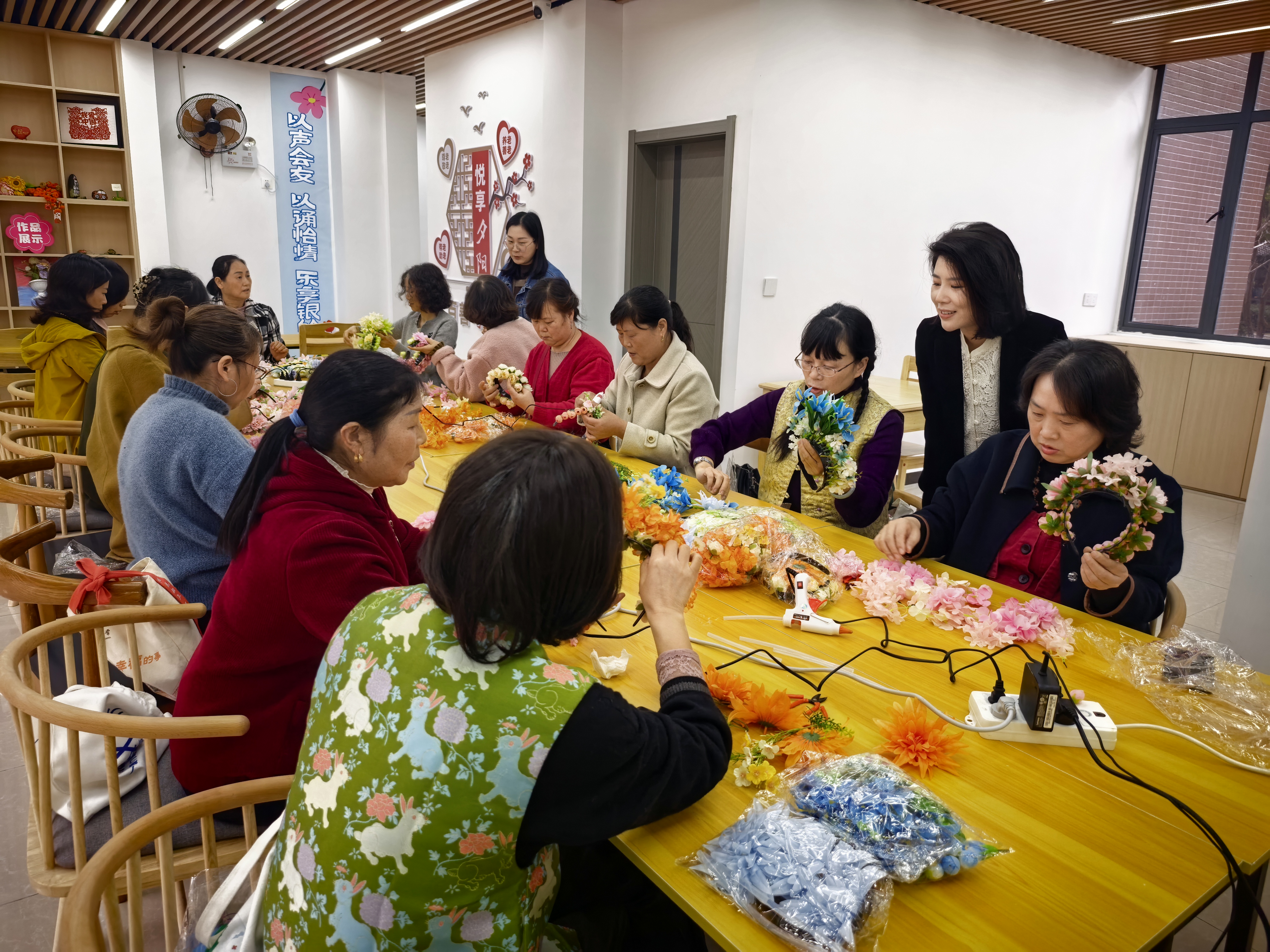 润城社区：手工簪花课程点亮银发生活