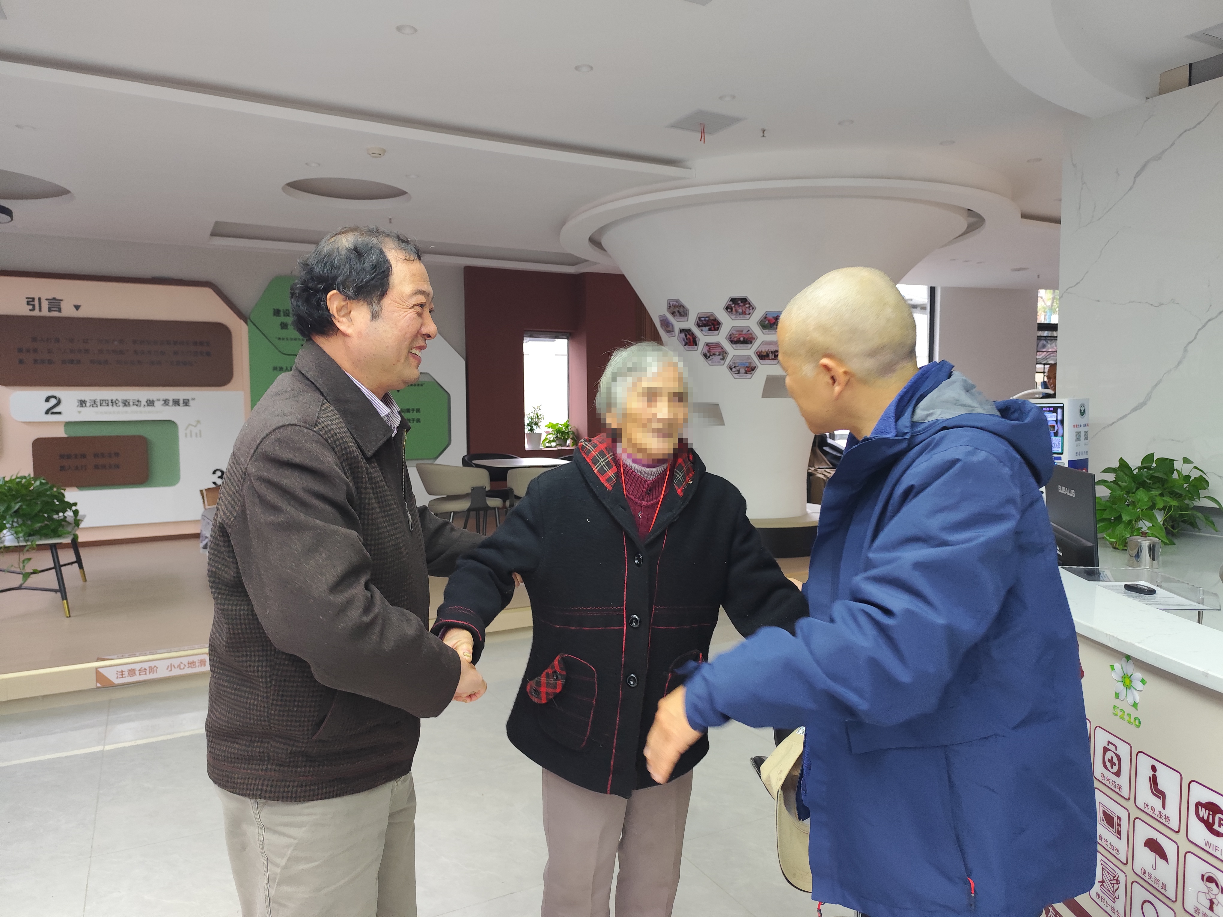 暖心守护！社区助力迷路老人平安归家