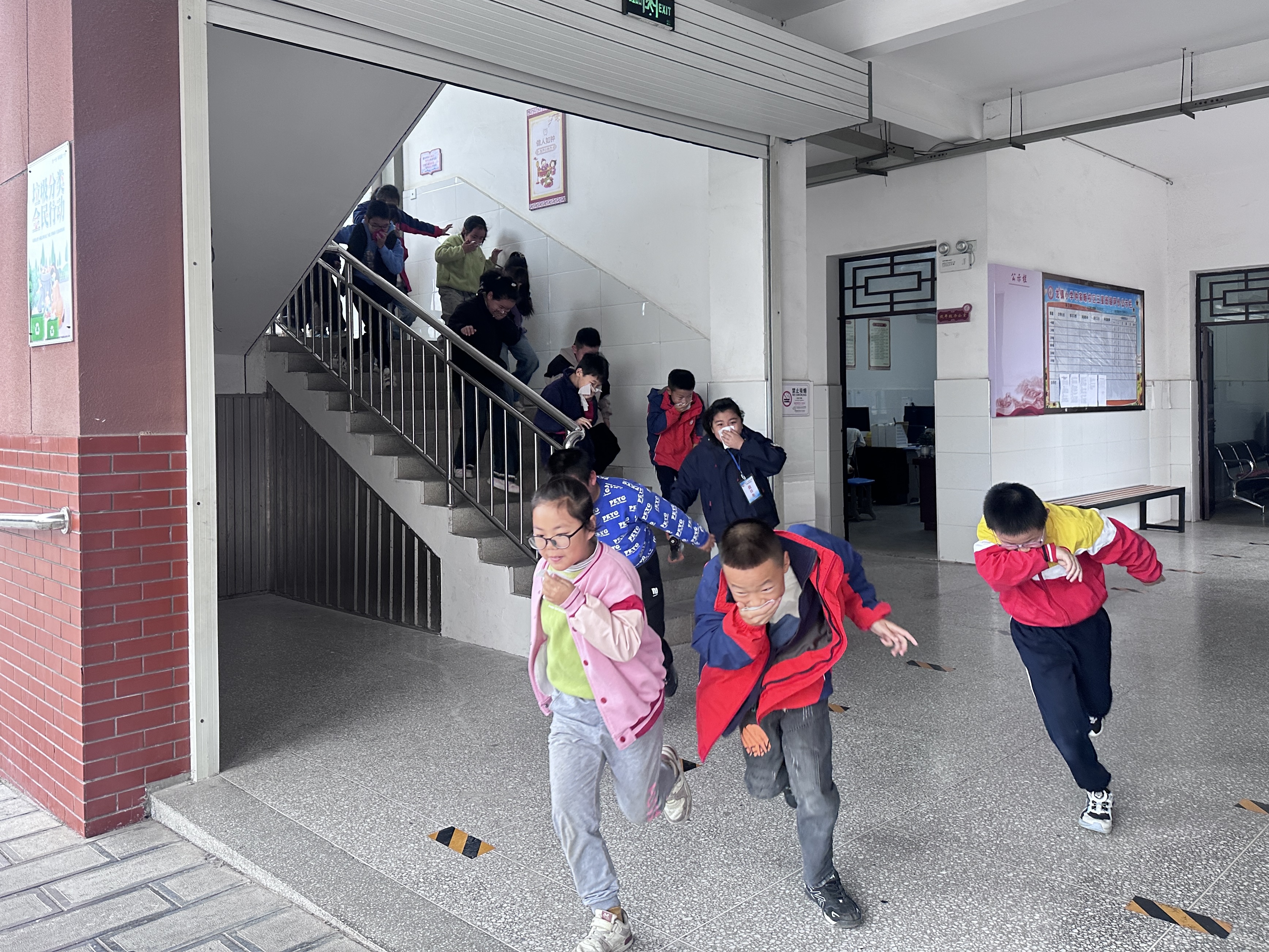 龙泉镇龙镇小学钟家畈校区开展消防演练