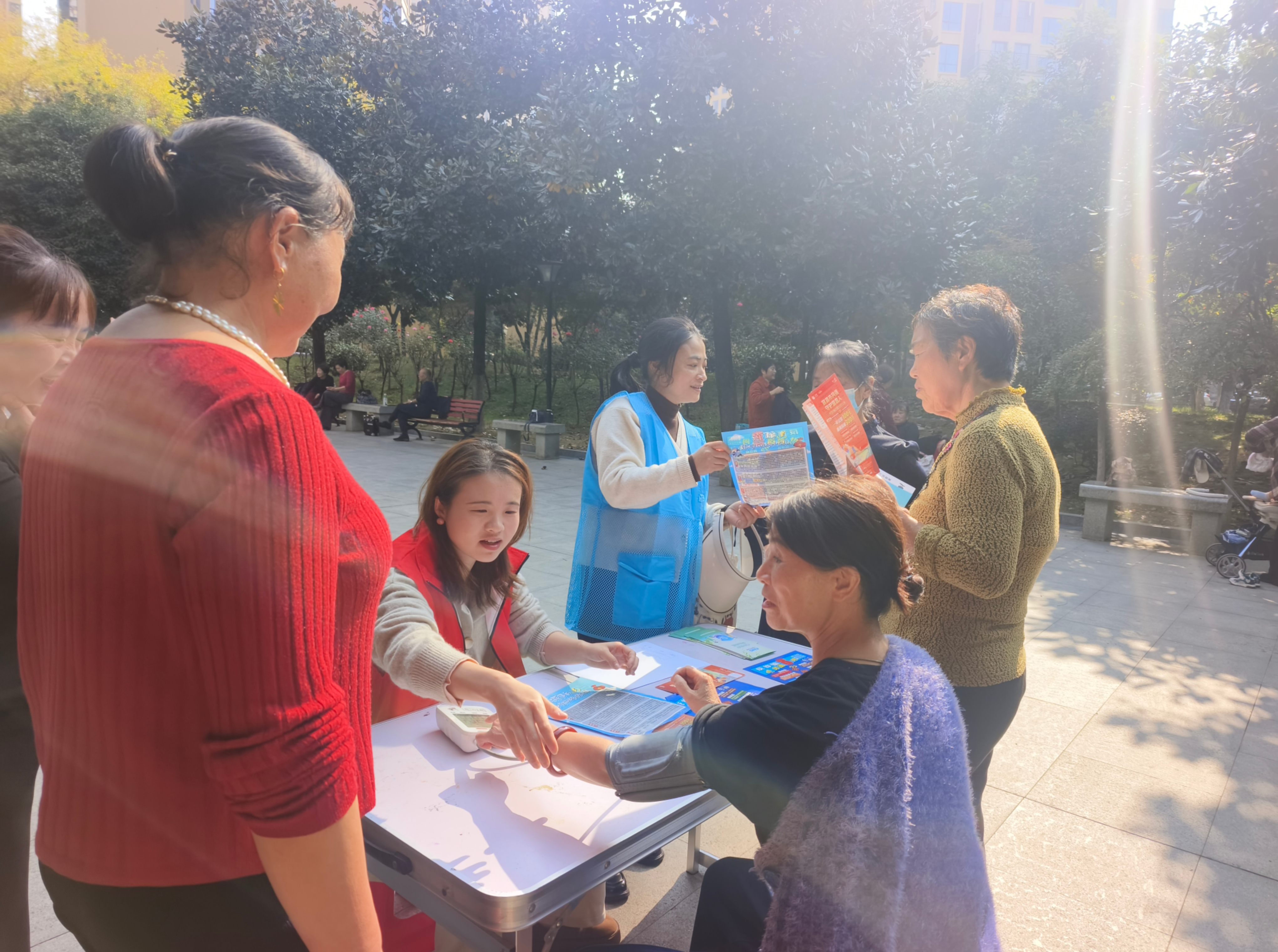 “健康+反诈”双护航 政策宣传暖民心