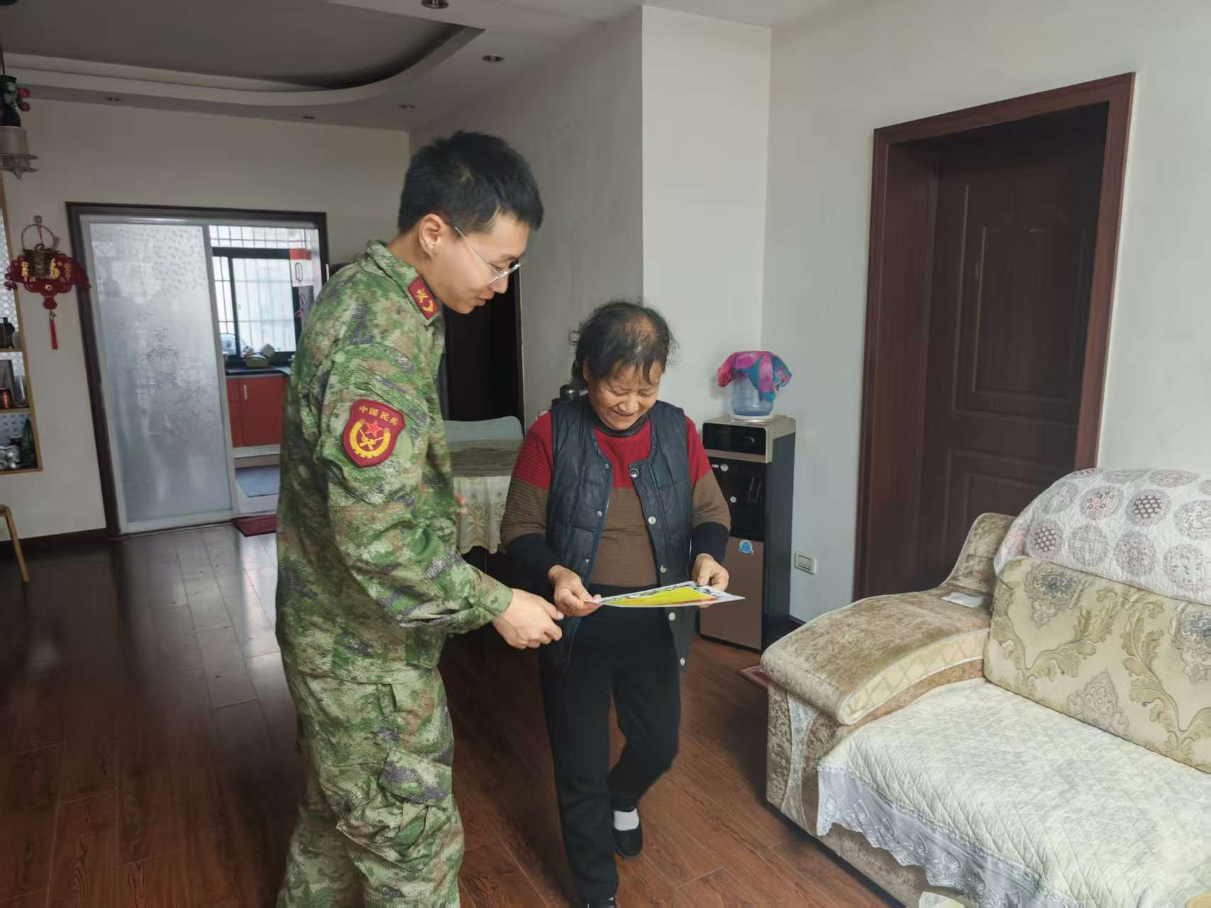 “入户送荣”共筑强军