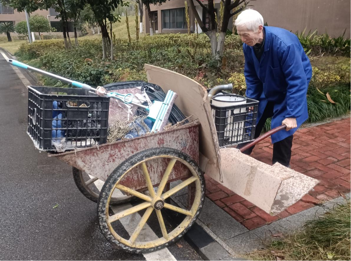楼道整治保畅通 安全守护庆新年