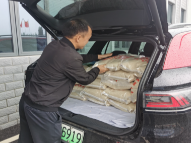 车轮载情 直播带货 驻村书记望昭明的帮扶路