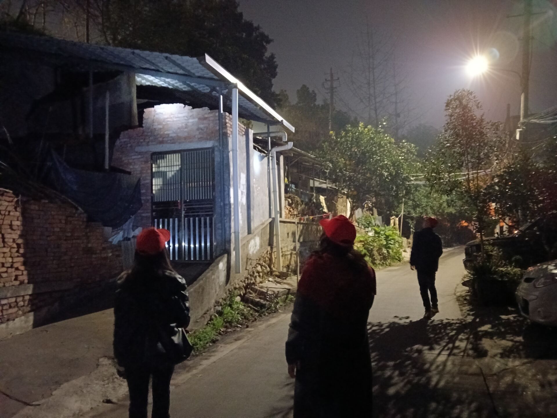 夜间巡查护平安 筑牢防线保民生