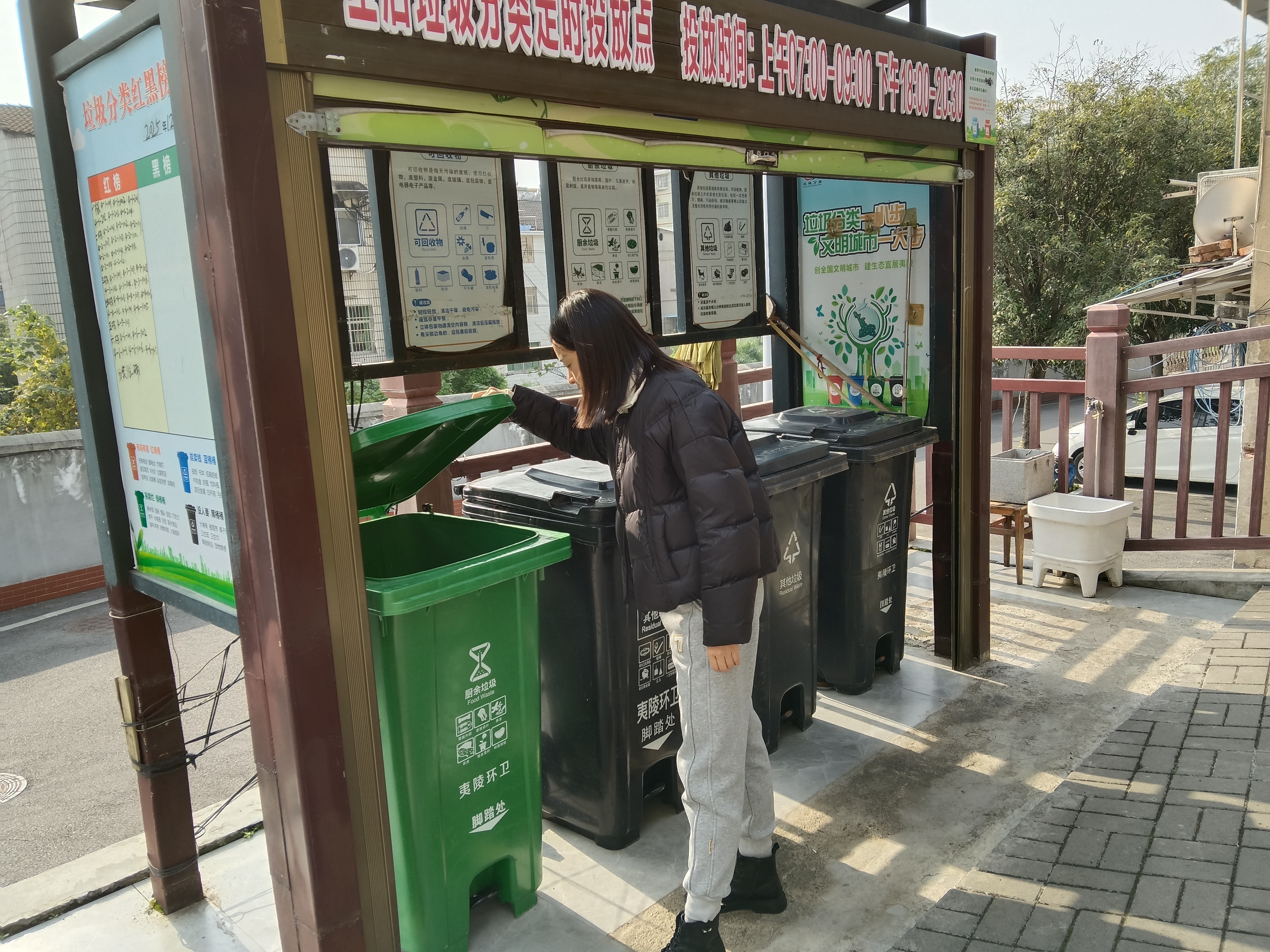 督导垃圾分类工作 筑牢绿色环保防线