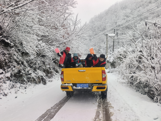 雪落山村暖人心 殷家坪村全力保障群众出行与生活