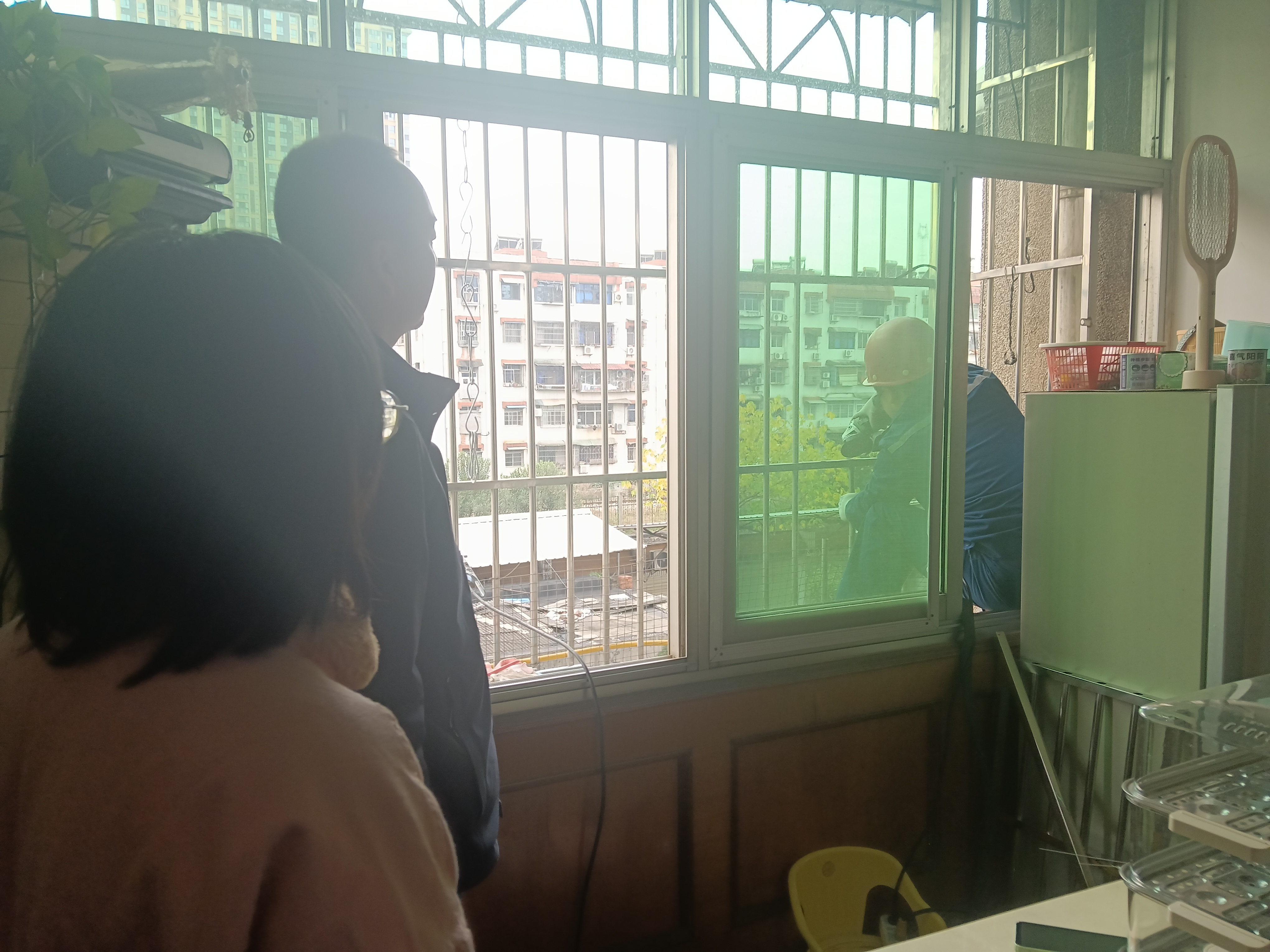 小窗口大安全，“拆窗破网”在行动