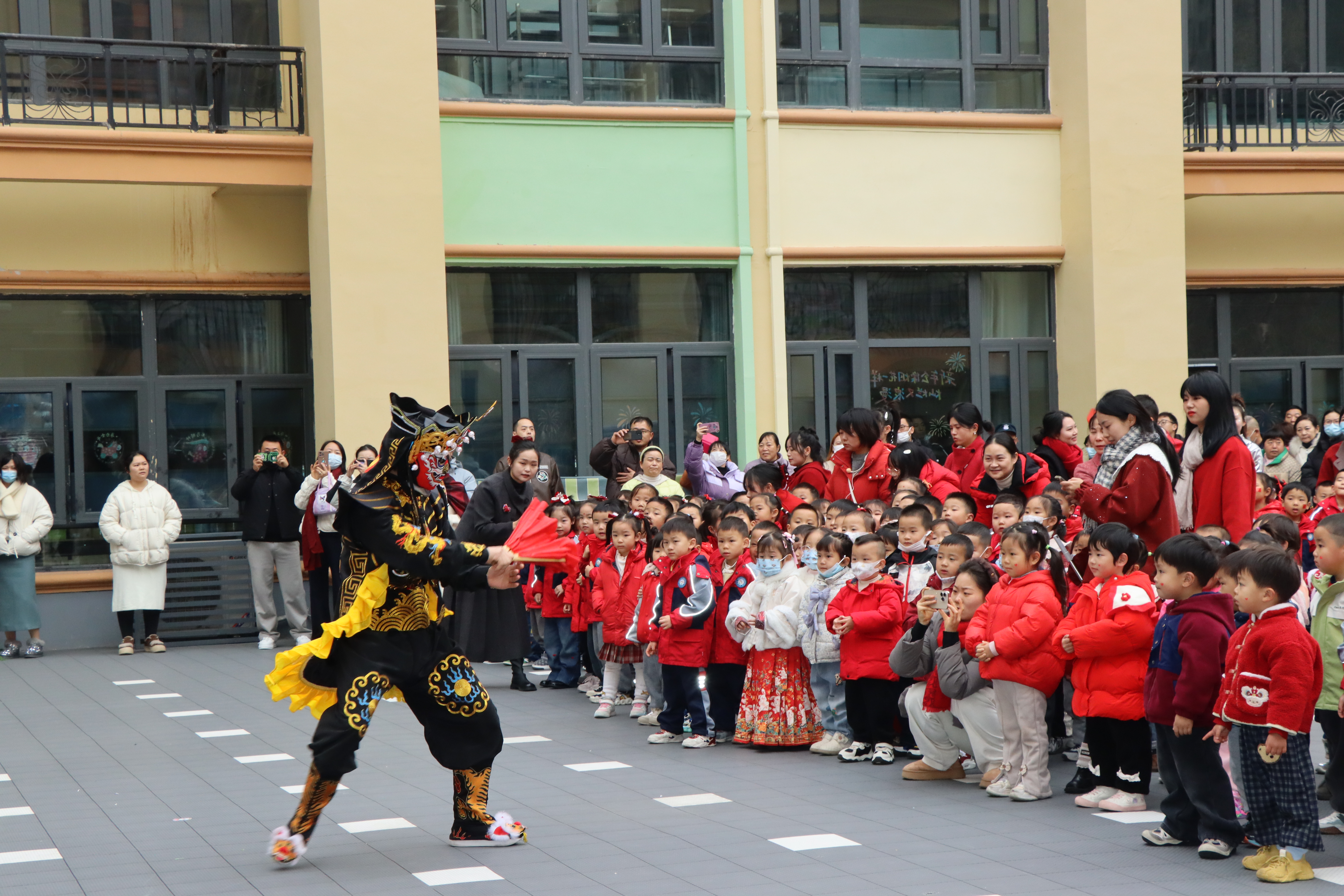 欢声笑语辞旧岁 童趣飞扬迎新年