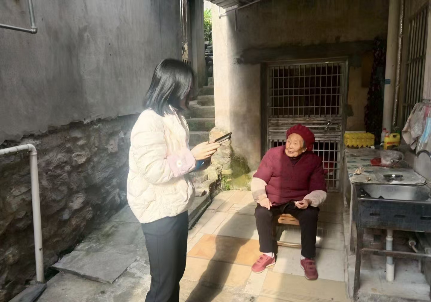 暖心走访护平安 冬季消防入“老”家