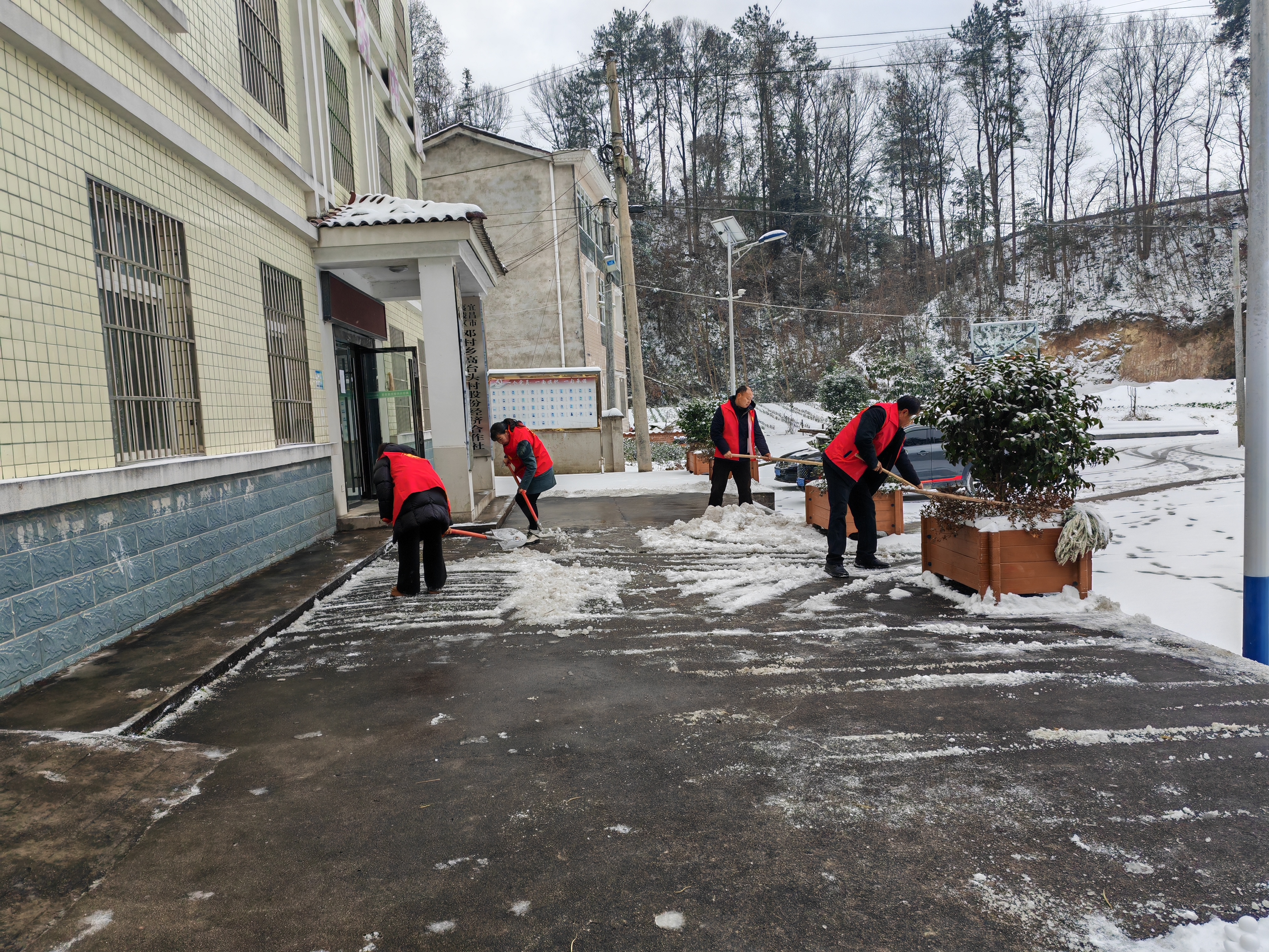 【新时代文明实践】破冰除雪保畅通 慰老送暖见真情