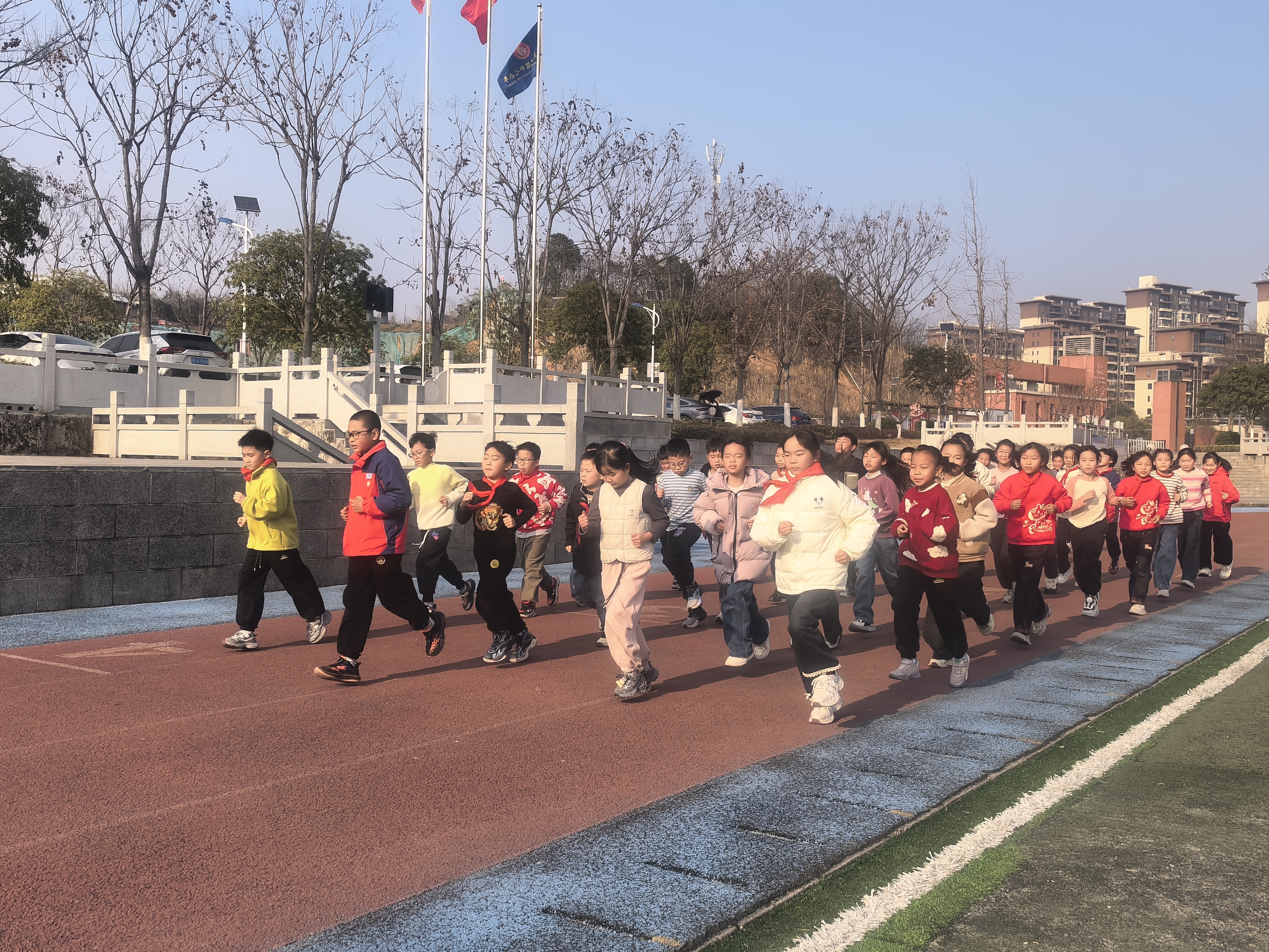 龙镇小学：千名师生冬日长跑 跑出校园活力风景线