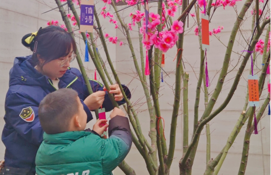 党建红映新春 许愿树下聚民心