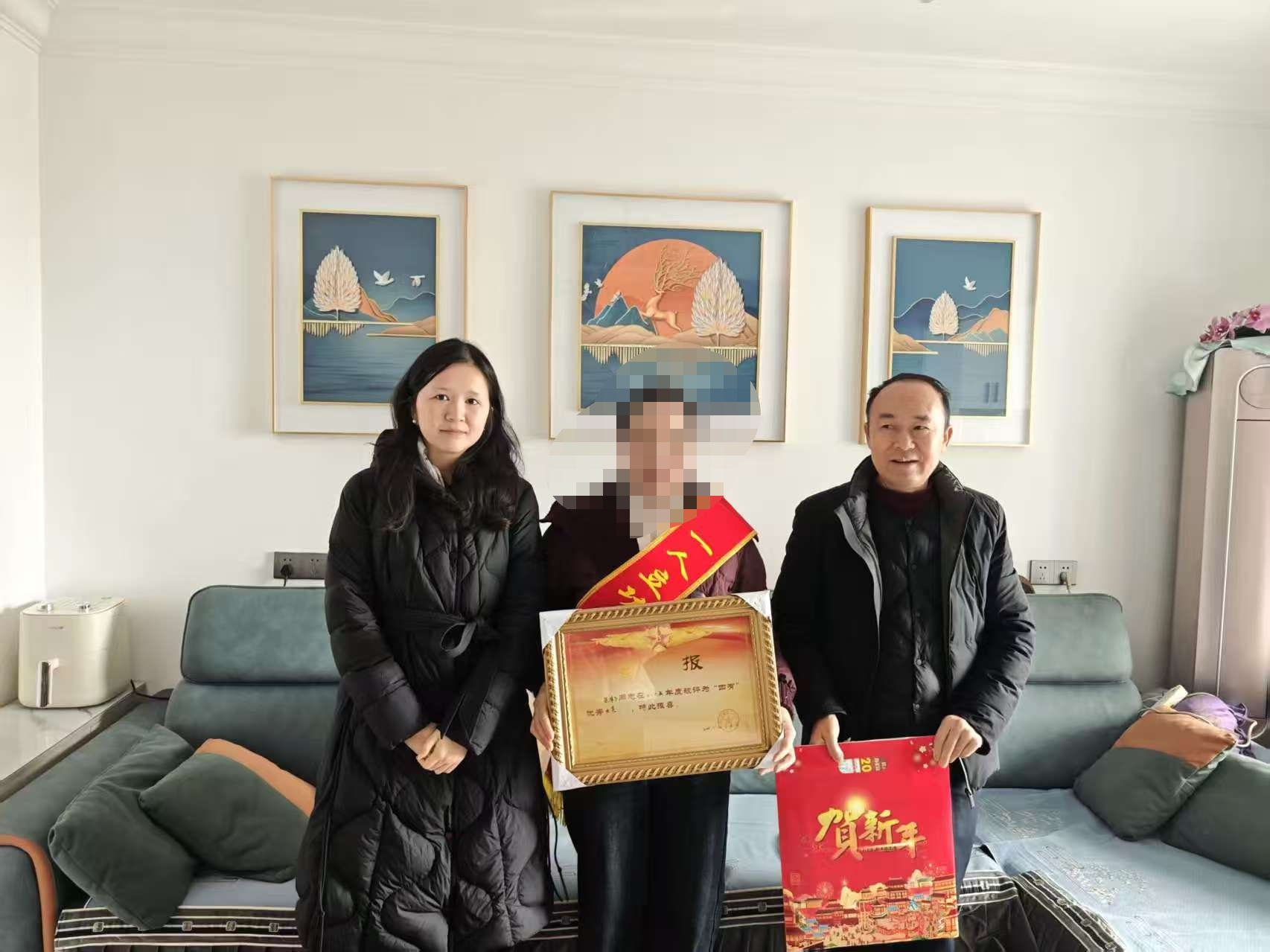 喜报敲家门 荣光暖人心