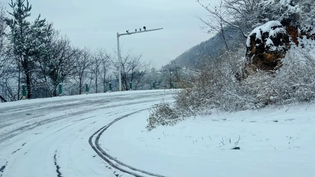 浴“雪”奋战 温暖守护