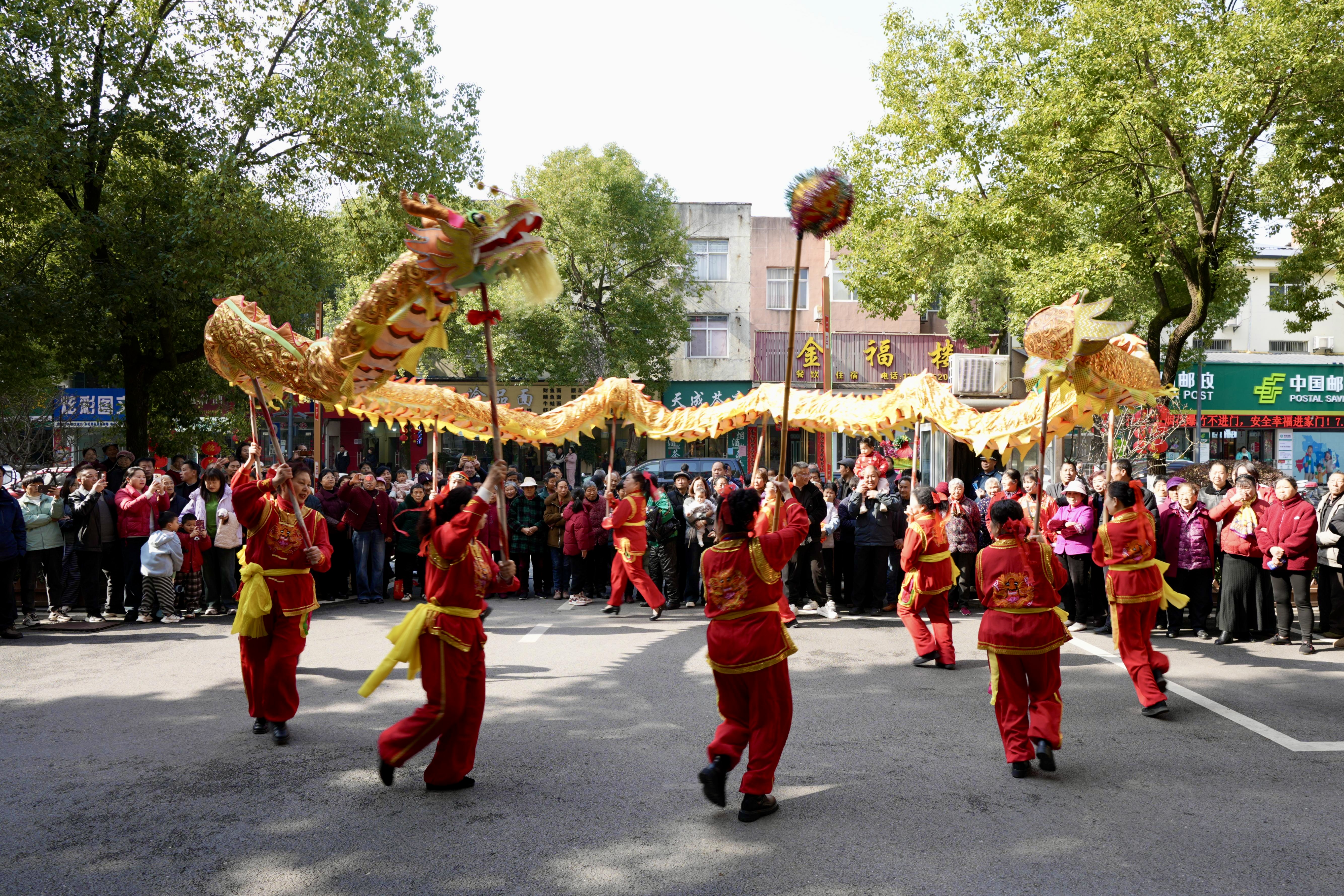 龙泉镇：龙腾狮跃开新局 策马扬鞭气象新
