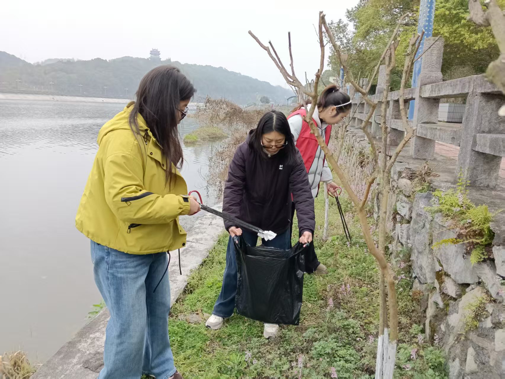 平湖社区：新春巡河守护碧水清流