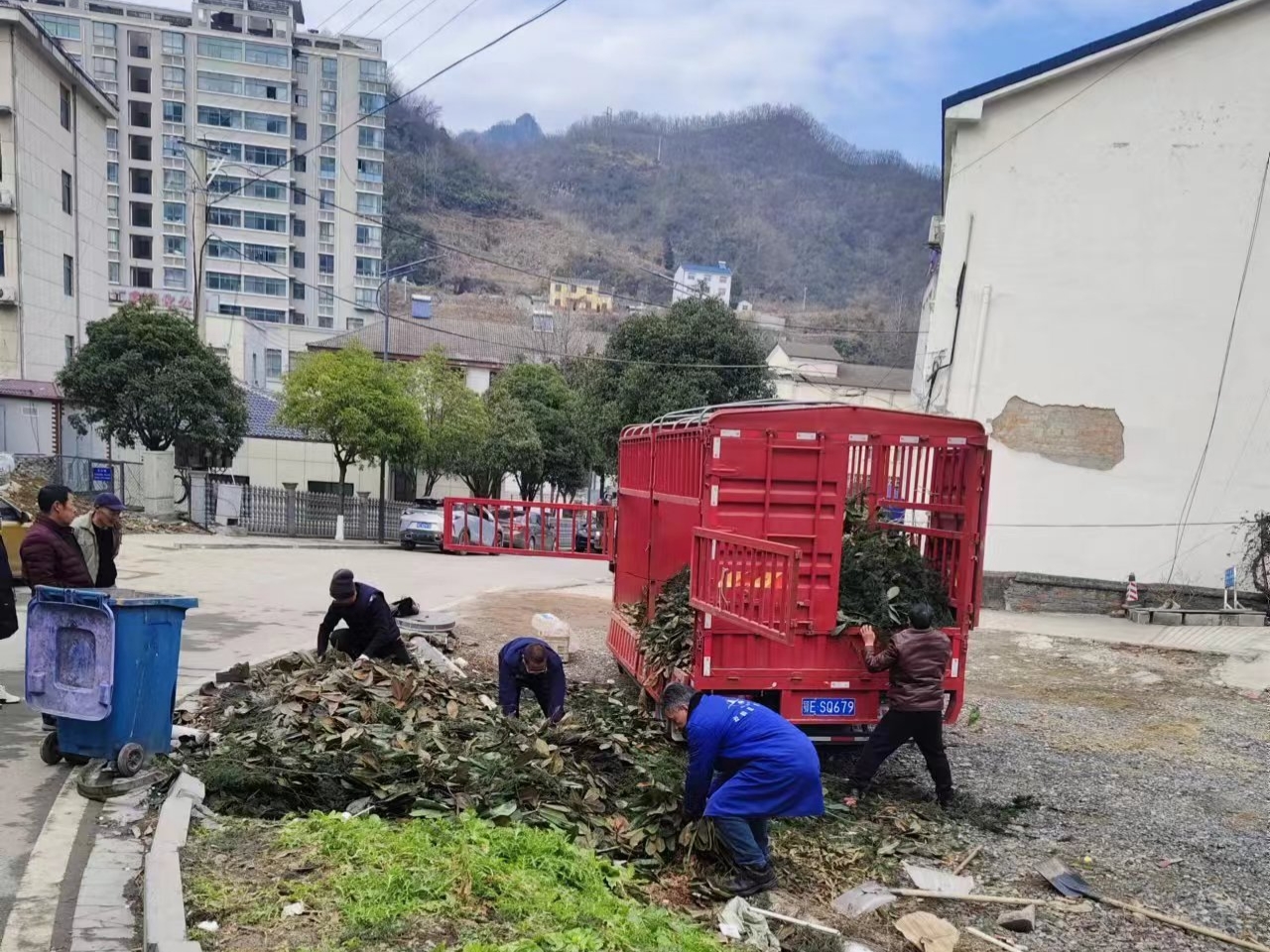 业委会带头齐动手 干干净净迎新年