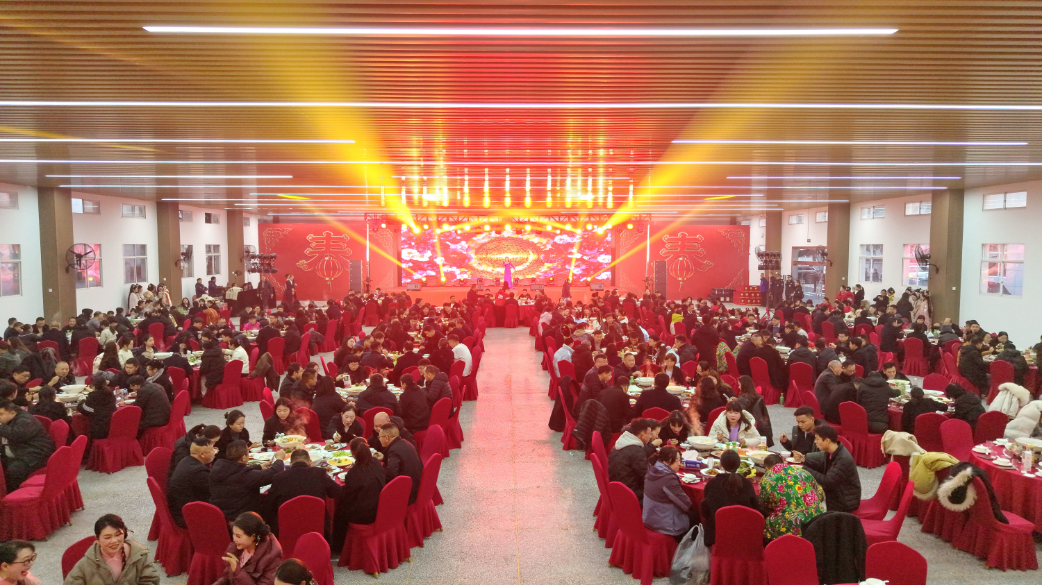 幸福满满 活力全开 稻花香2026新春茶话会欢乐上演