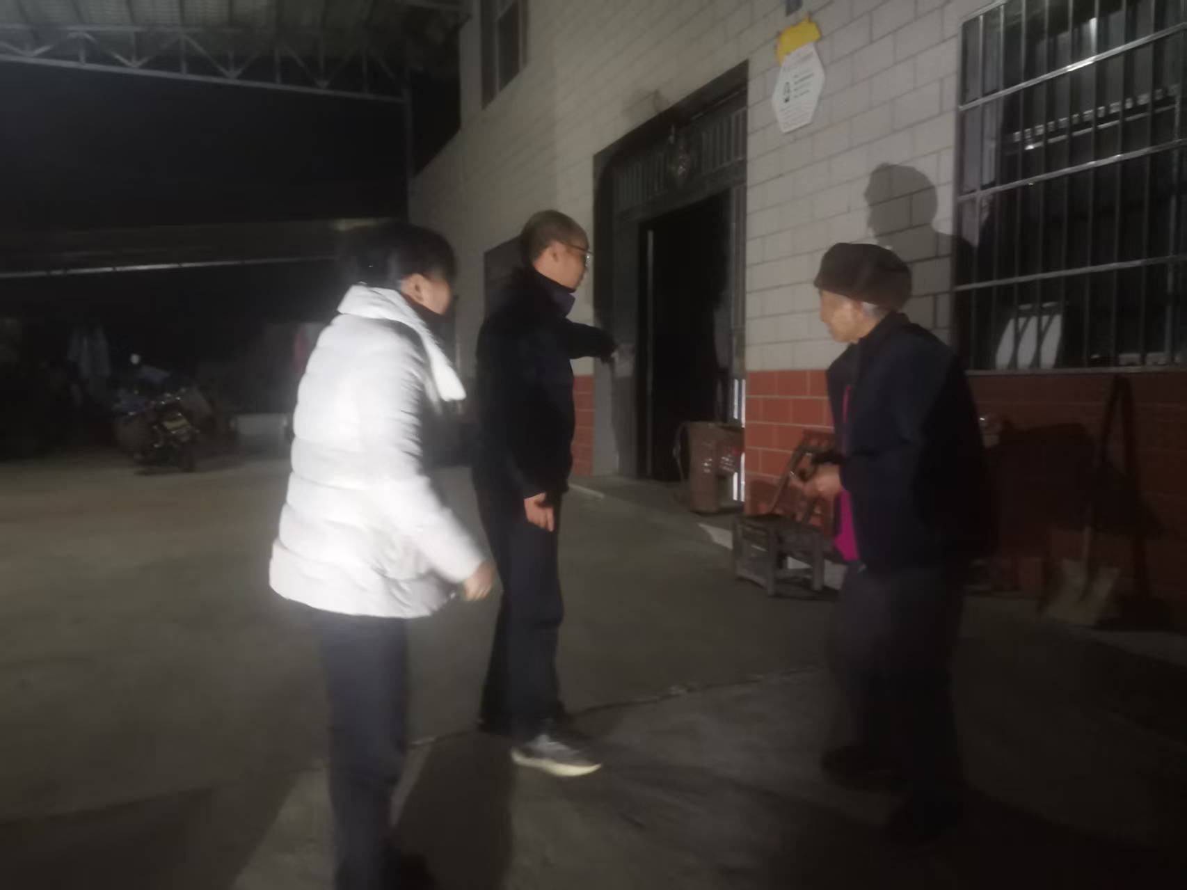 寒夜护送 情暖归途