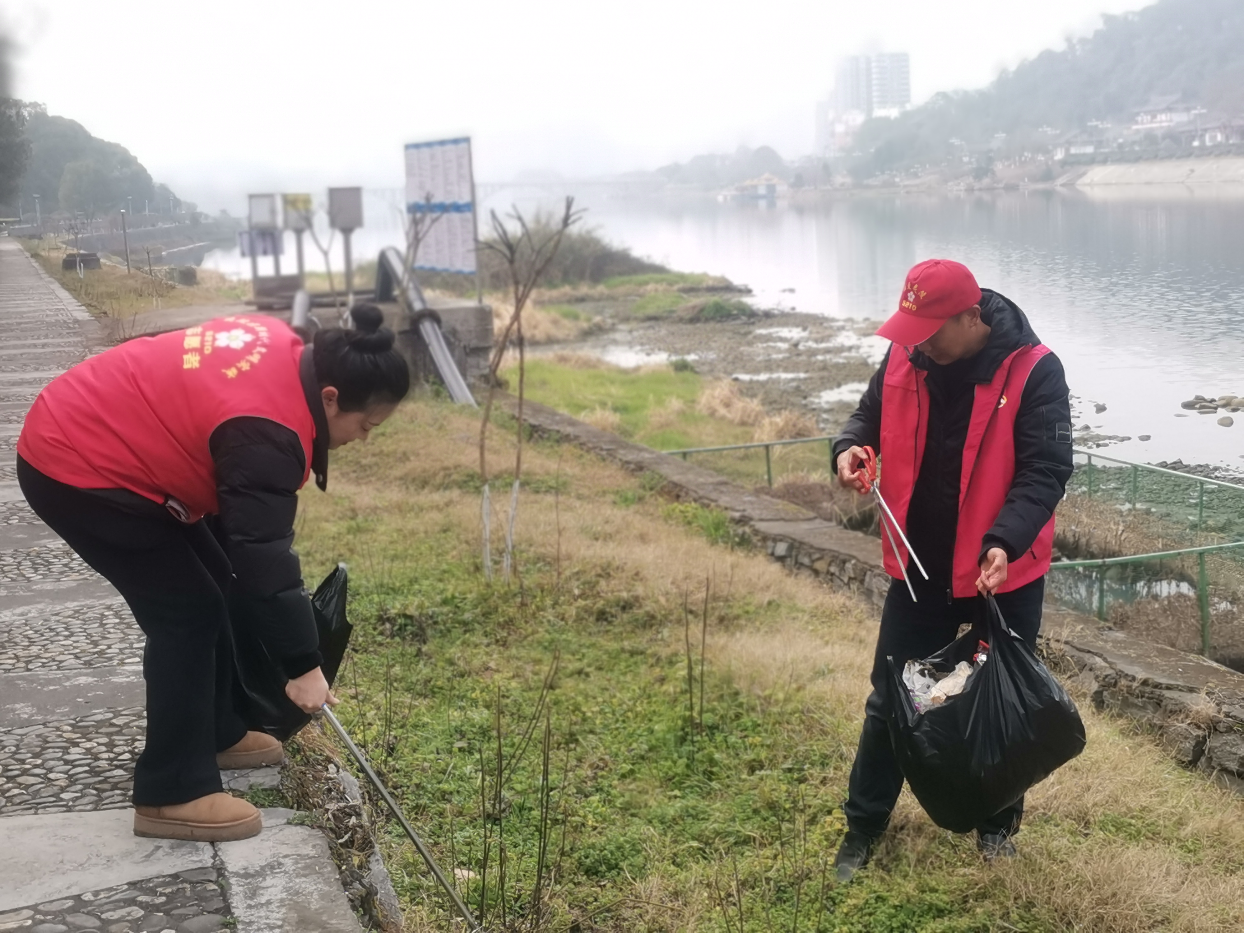 永兴社区：守护水清岸绿 喜迎祥和新春