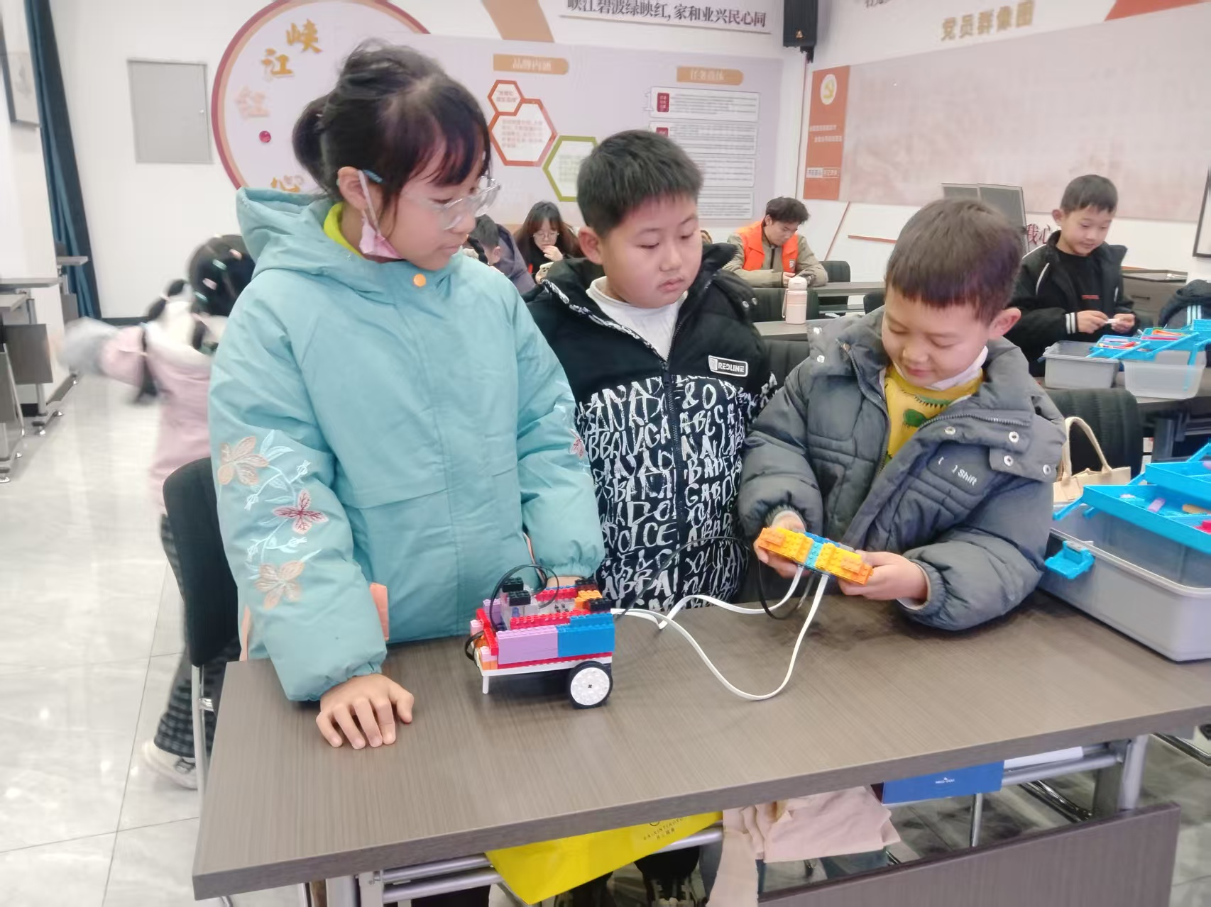 智能机器人进课堂，孩童乐学笑声扬