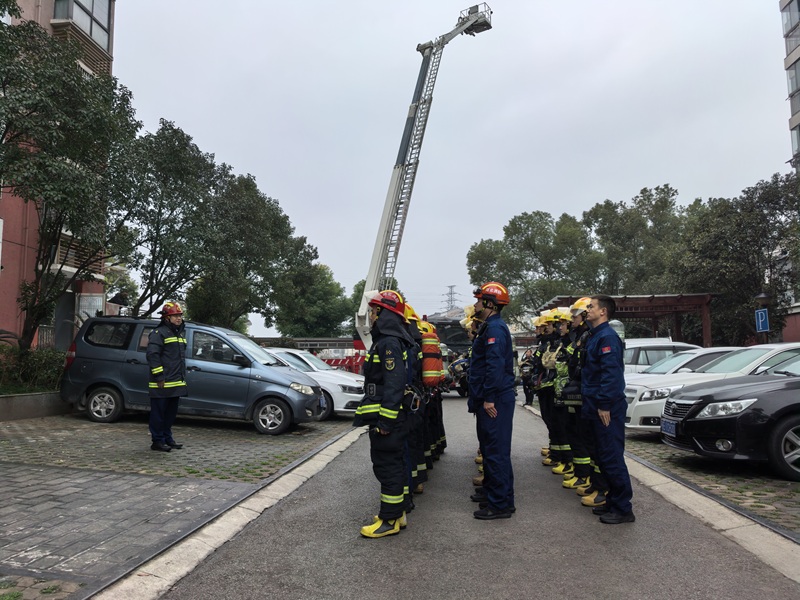 夷陵区消防救援局组织开展高层建筑实战灭火救援演练