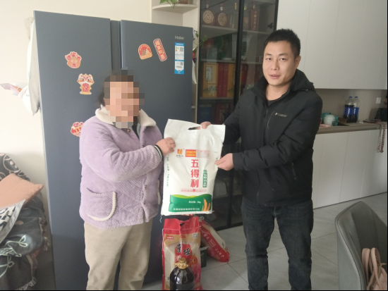 锦云社区：暖冬送关怀 为民办实事