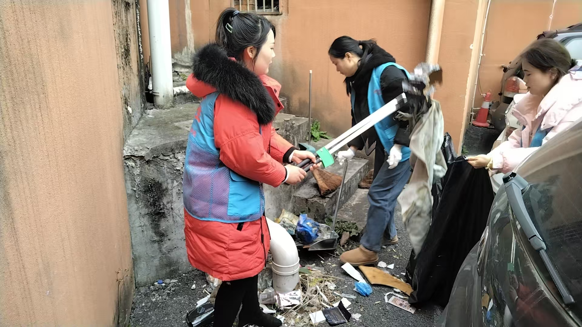 平云社区：志愿者“大扫除”，为小区环境“一键焕新”