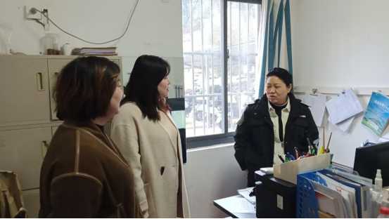 长江市场社区：暖心巡查送祝福 守好辖区平安线