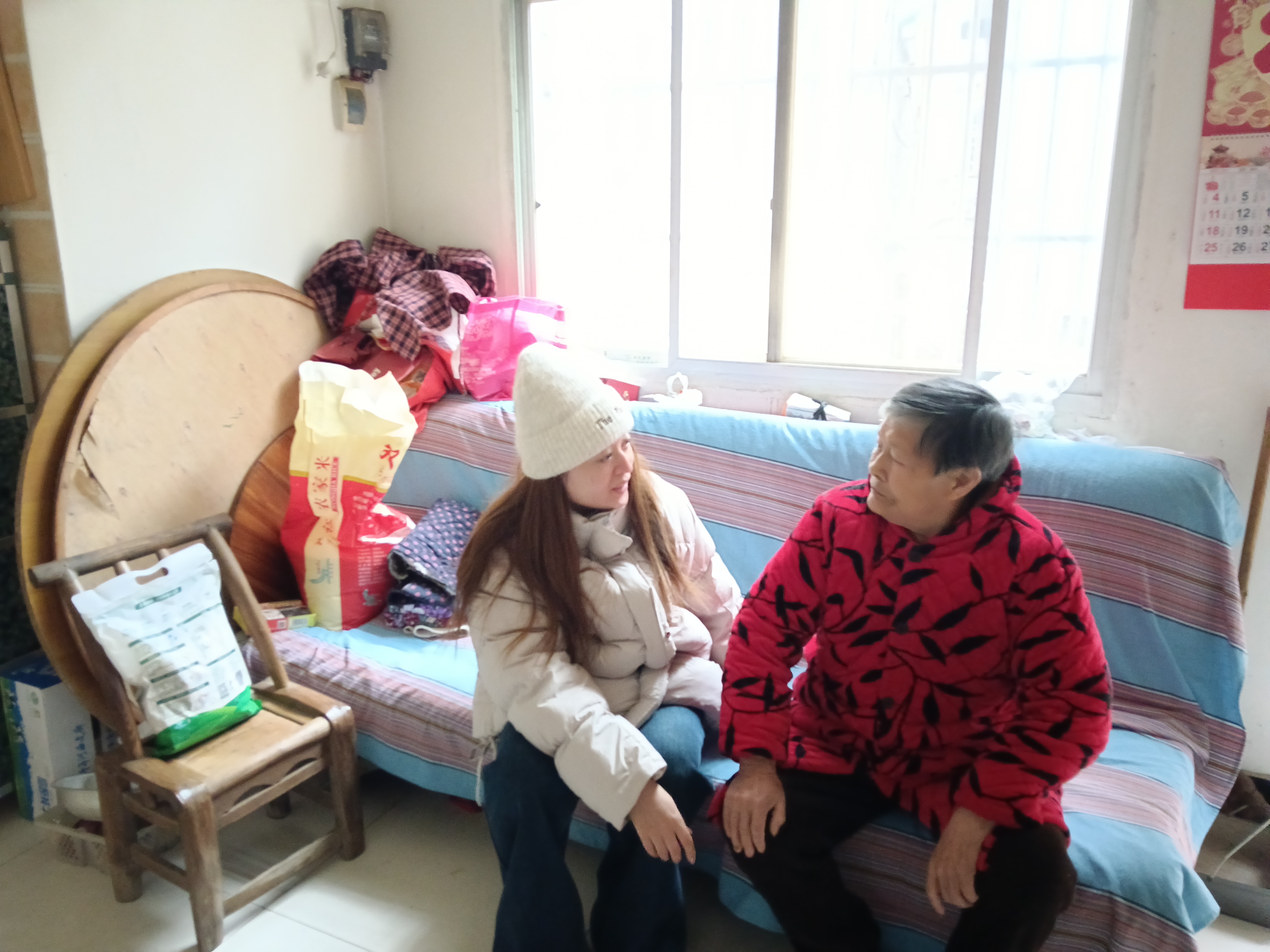 兴安社区：寒冬送暖守平安 防火走访护耆老